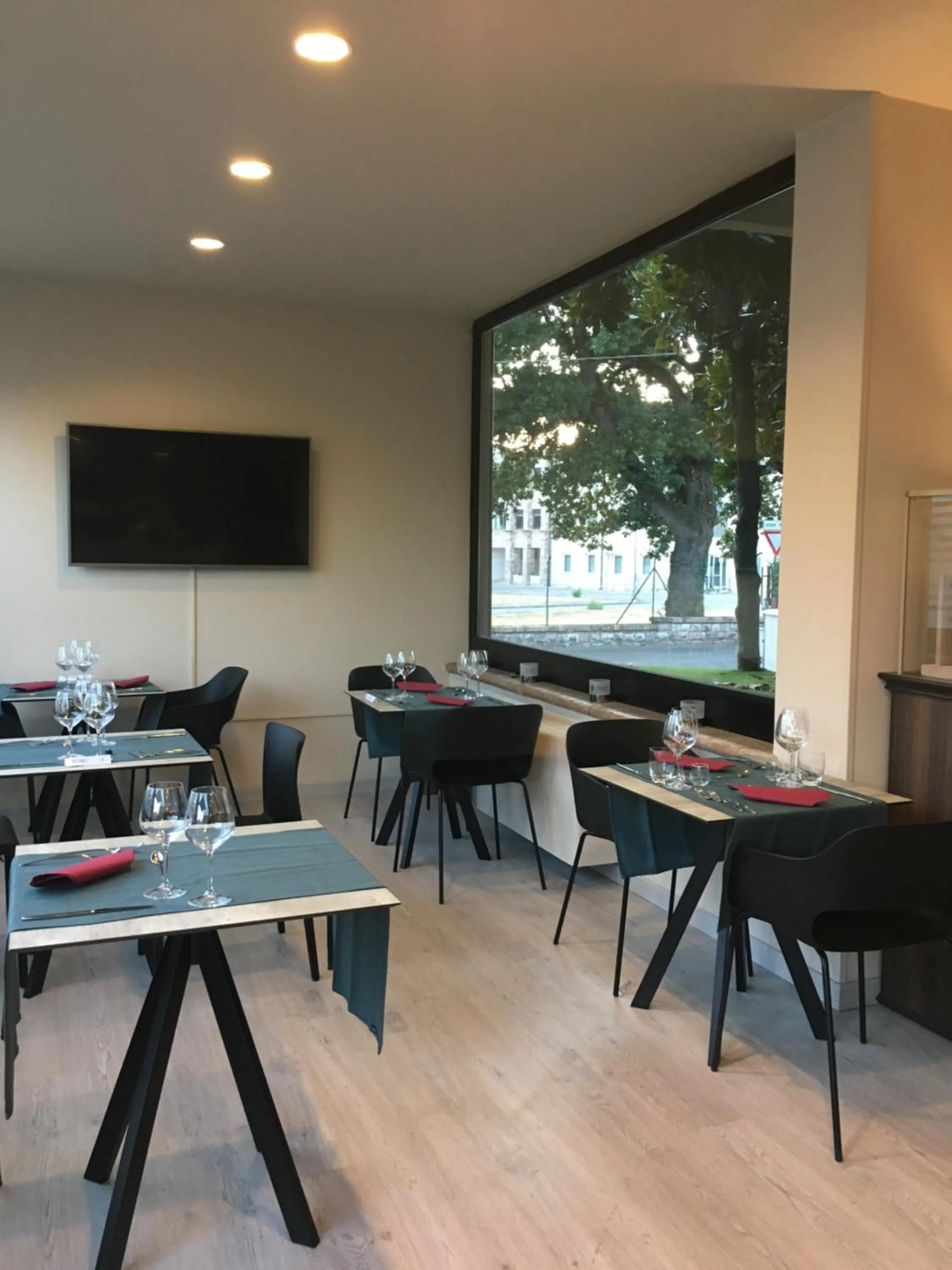 Restaurant/places to eat in Le Grazie Hotel