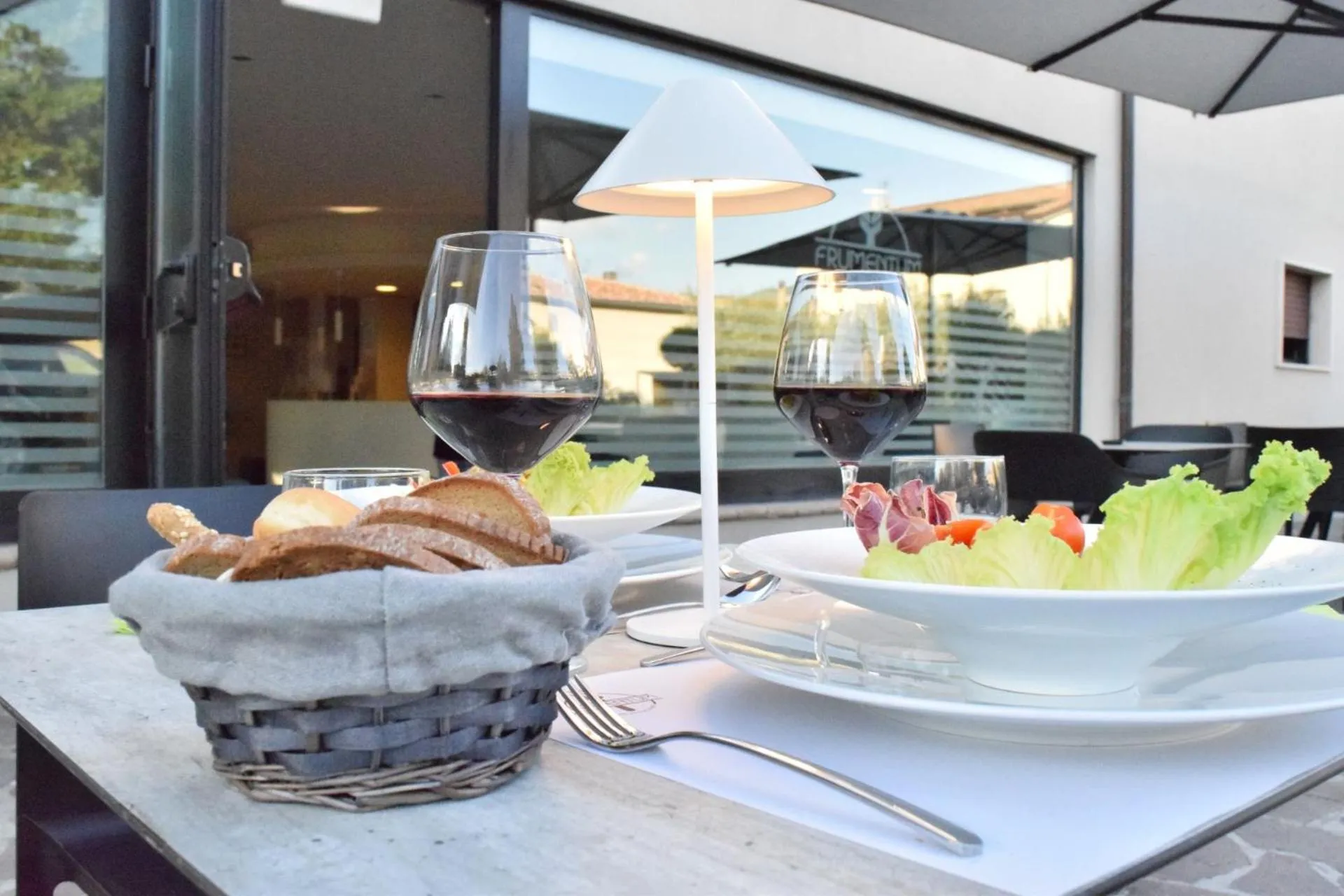 Restaurant/places to eat in Le Grazie Hotel