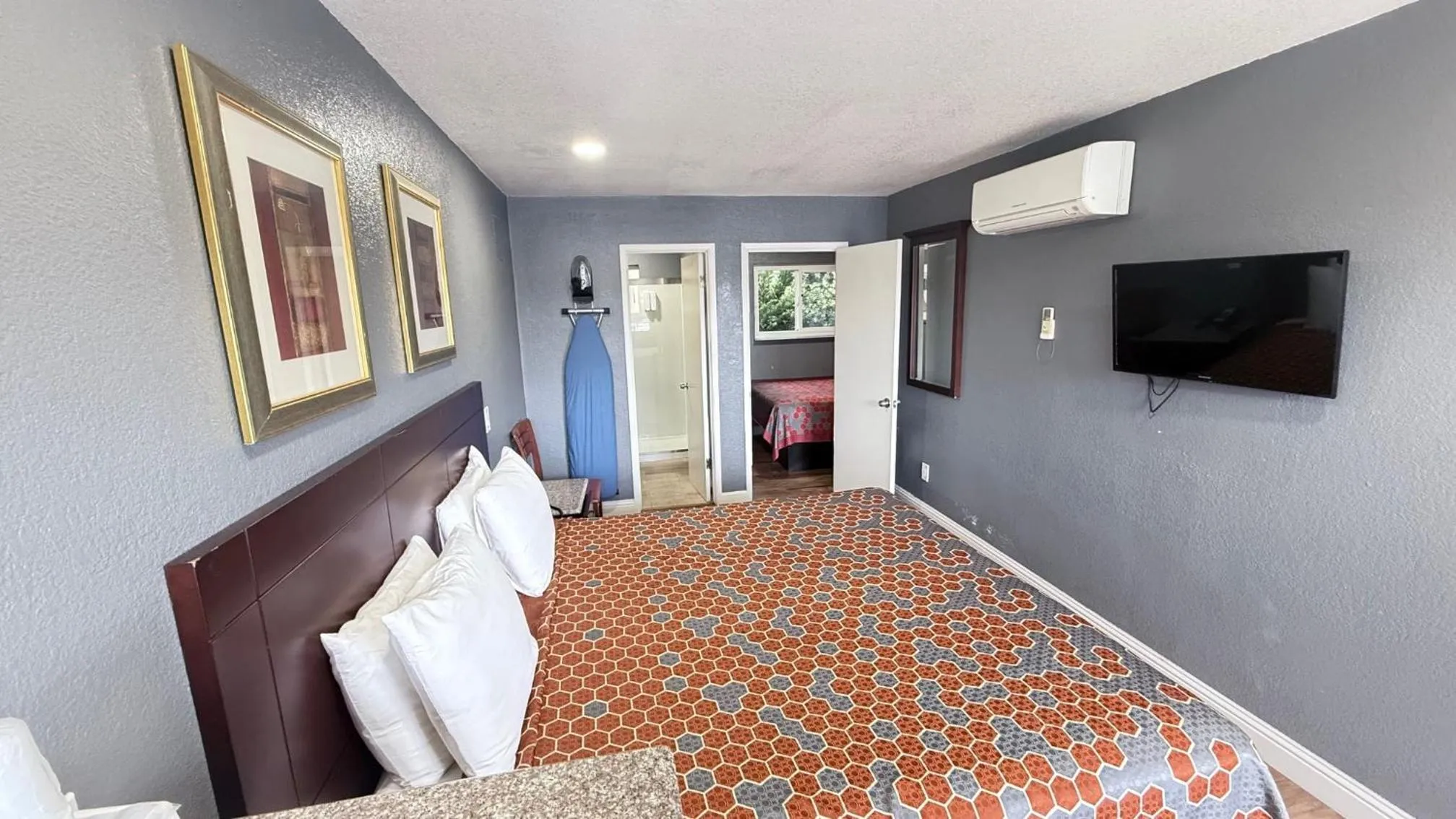 Bed in Fireside Inn By The Beach Boardwalk & Bowling