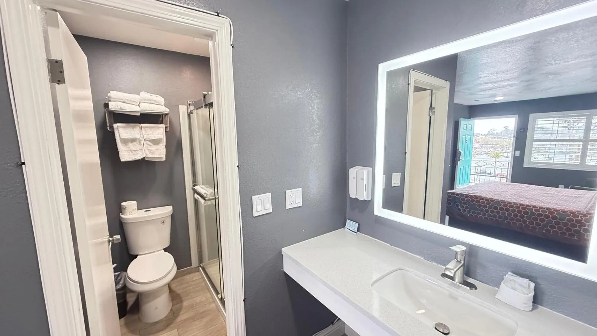 Fireside Inn By The Beach Boardwalk & Bowling