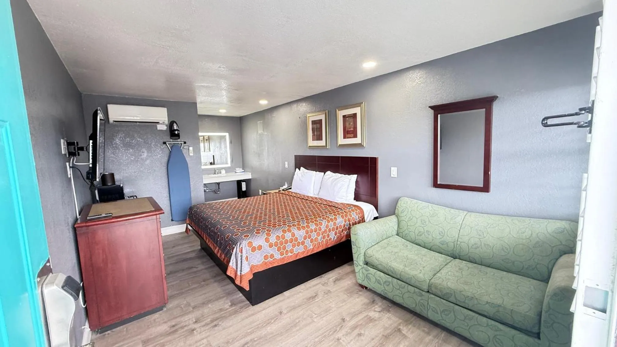 Bed in Fireside Inn By The Beach Boardwalk & Bowling