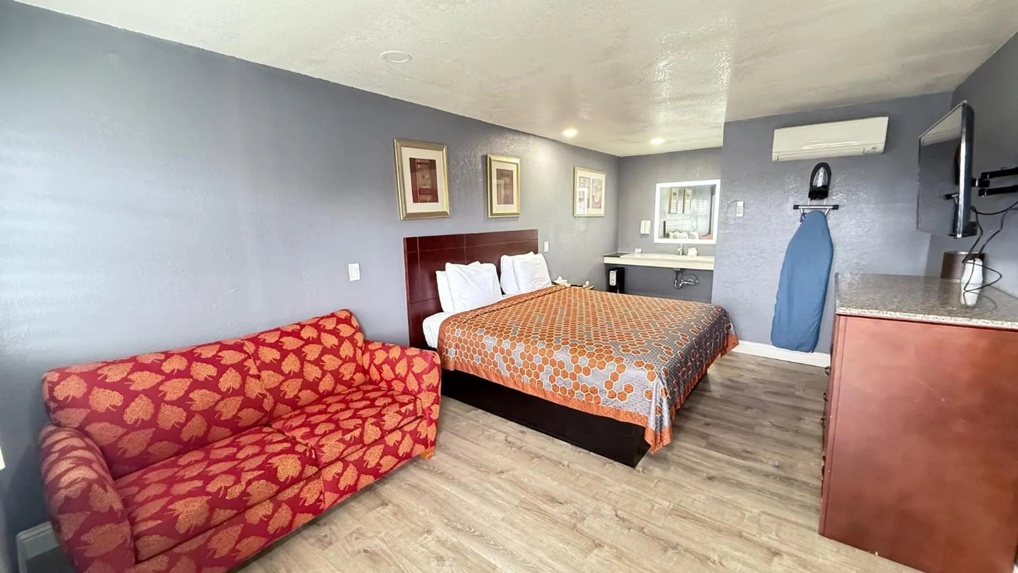 Bed in Fireside Inn By The Beach Boardwalk & Bowling