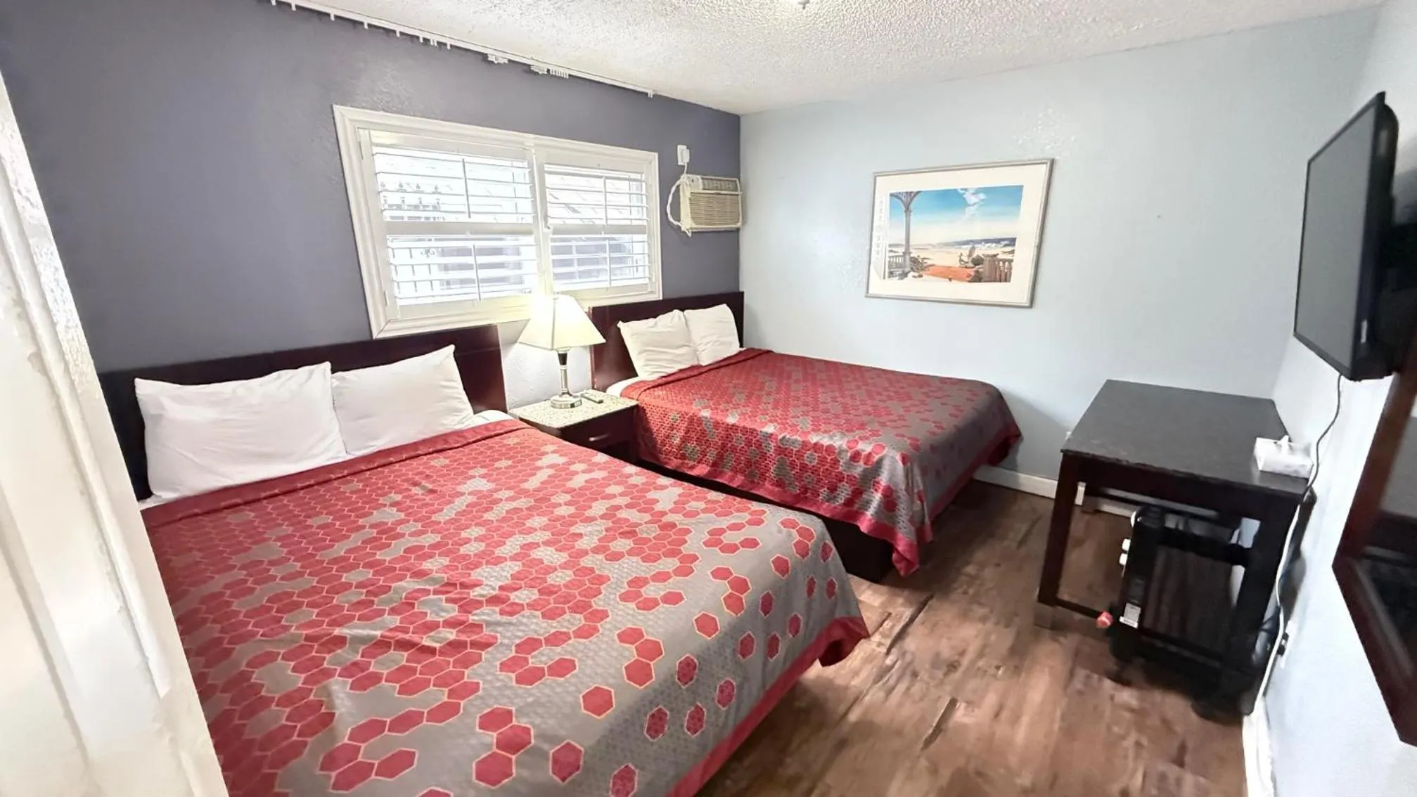 Bed in Fireside Inn By The Beach Boardwalk & Bowling