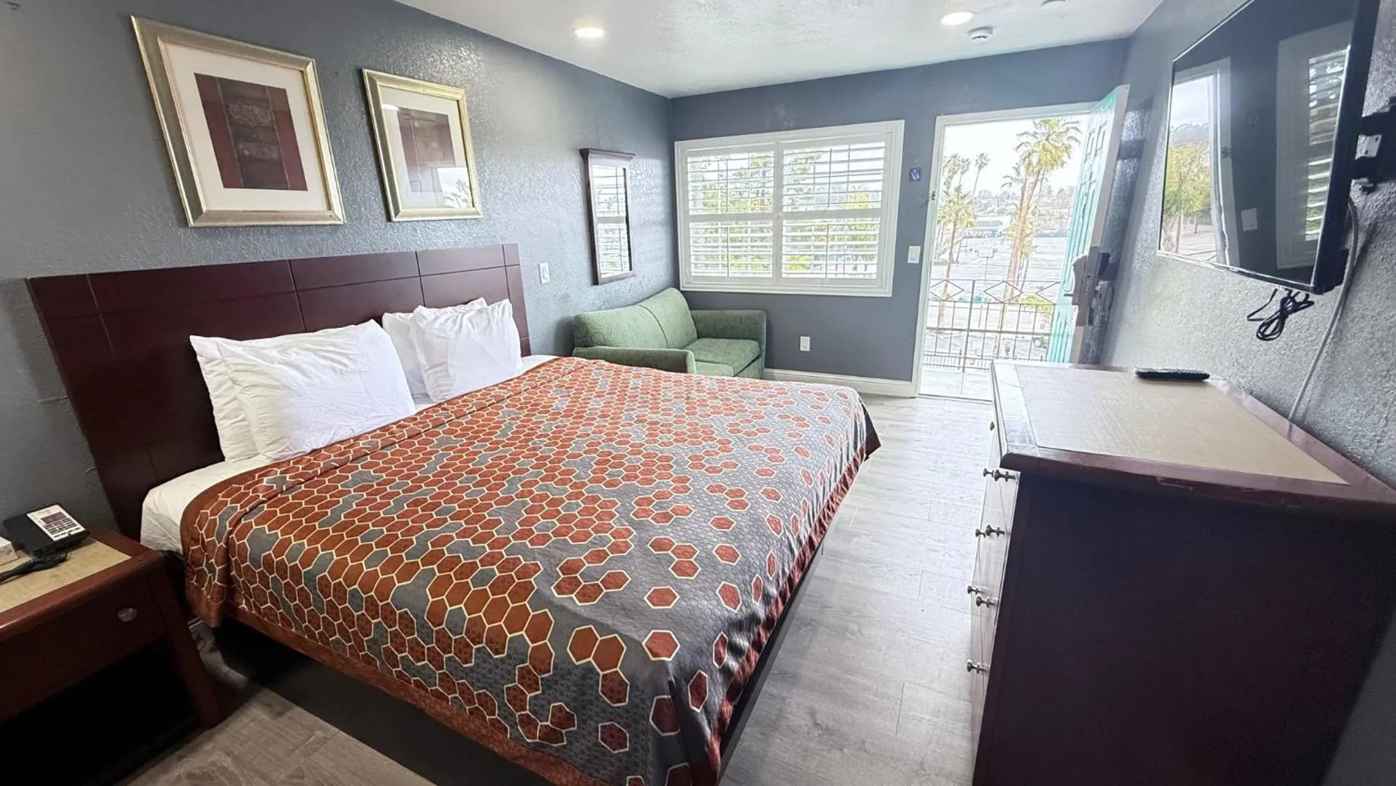 Bed in Fireside Inn By The Beach Boardwalk & Bowling