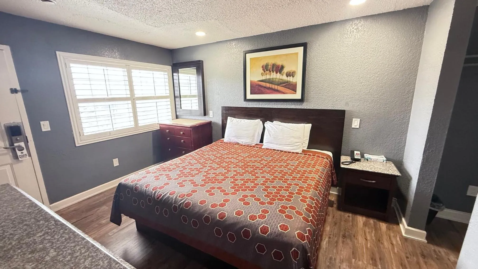 Bed in Fireside Inn By The Beach Boardwalk & Bowling