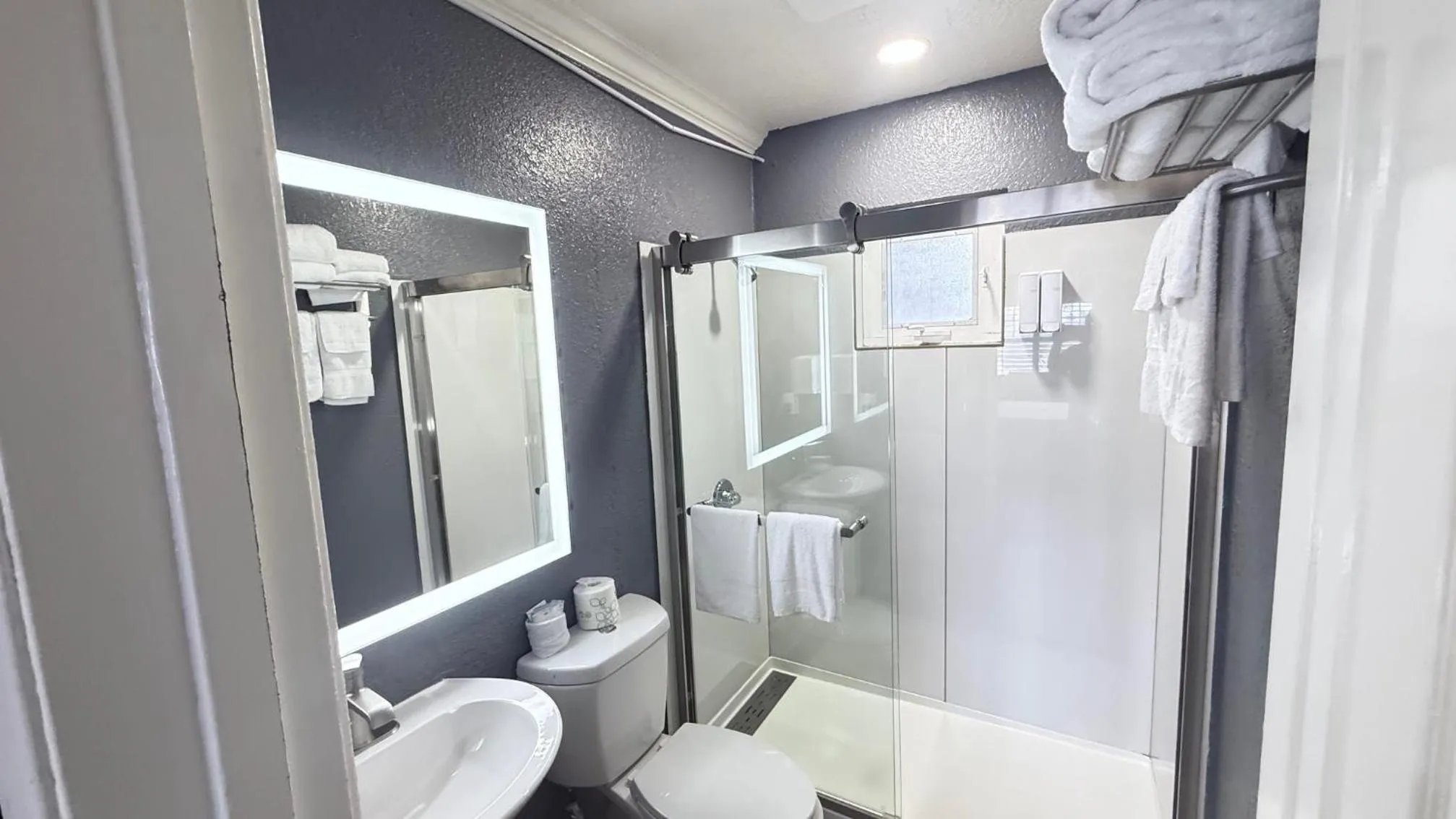 Fireside Inn By The Beach Boardwalk & Bowling