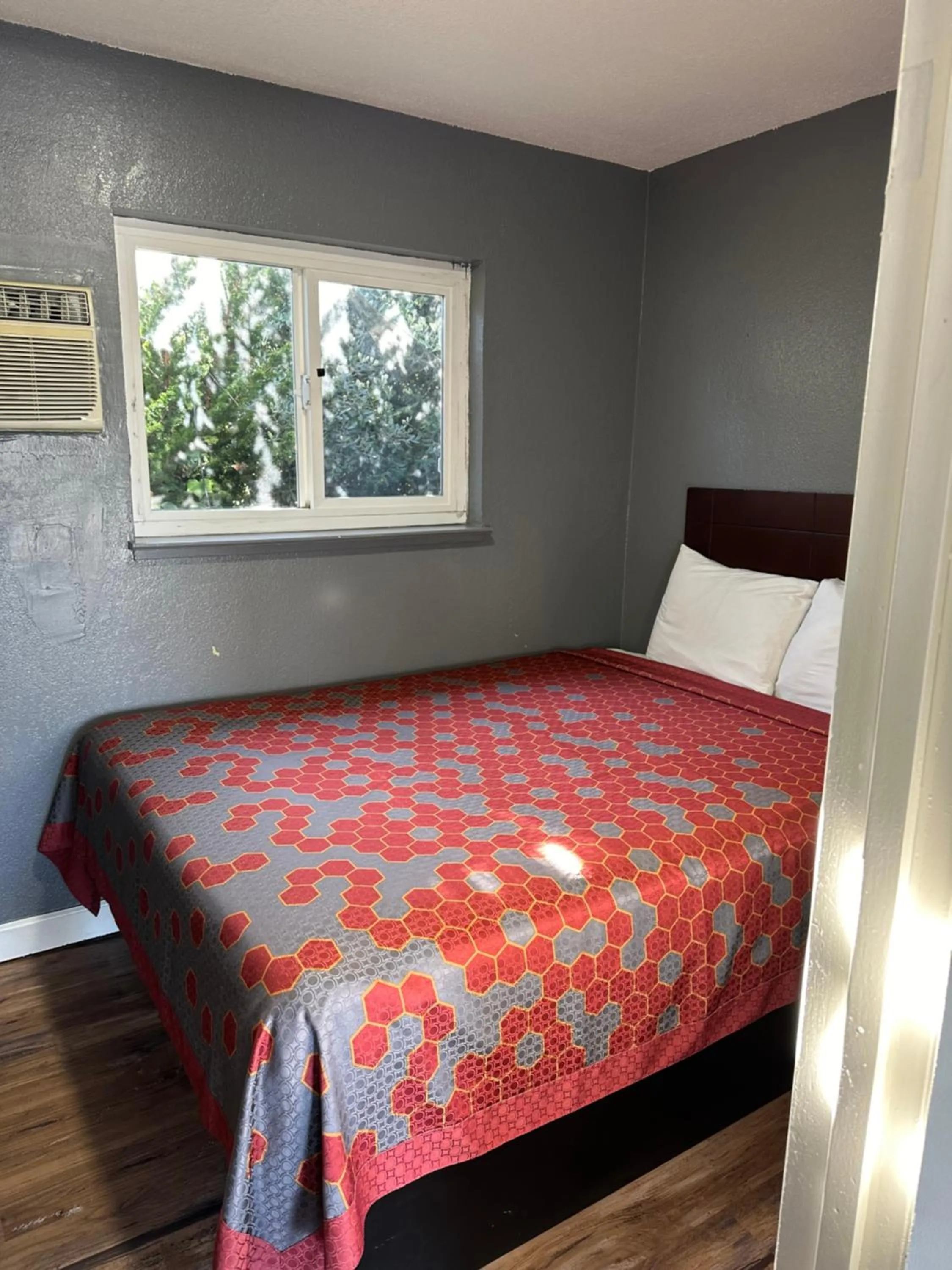 Bed in Fireside Inn By The Beach Boardwalk & Bowling