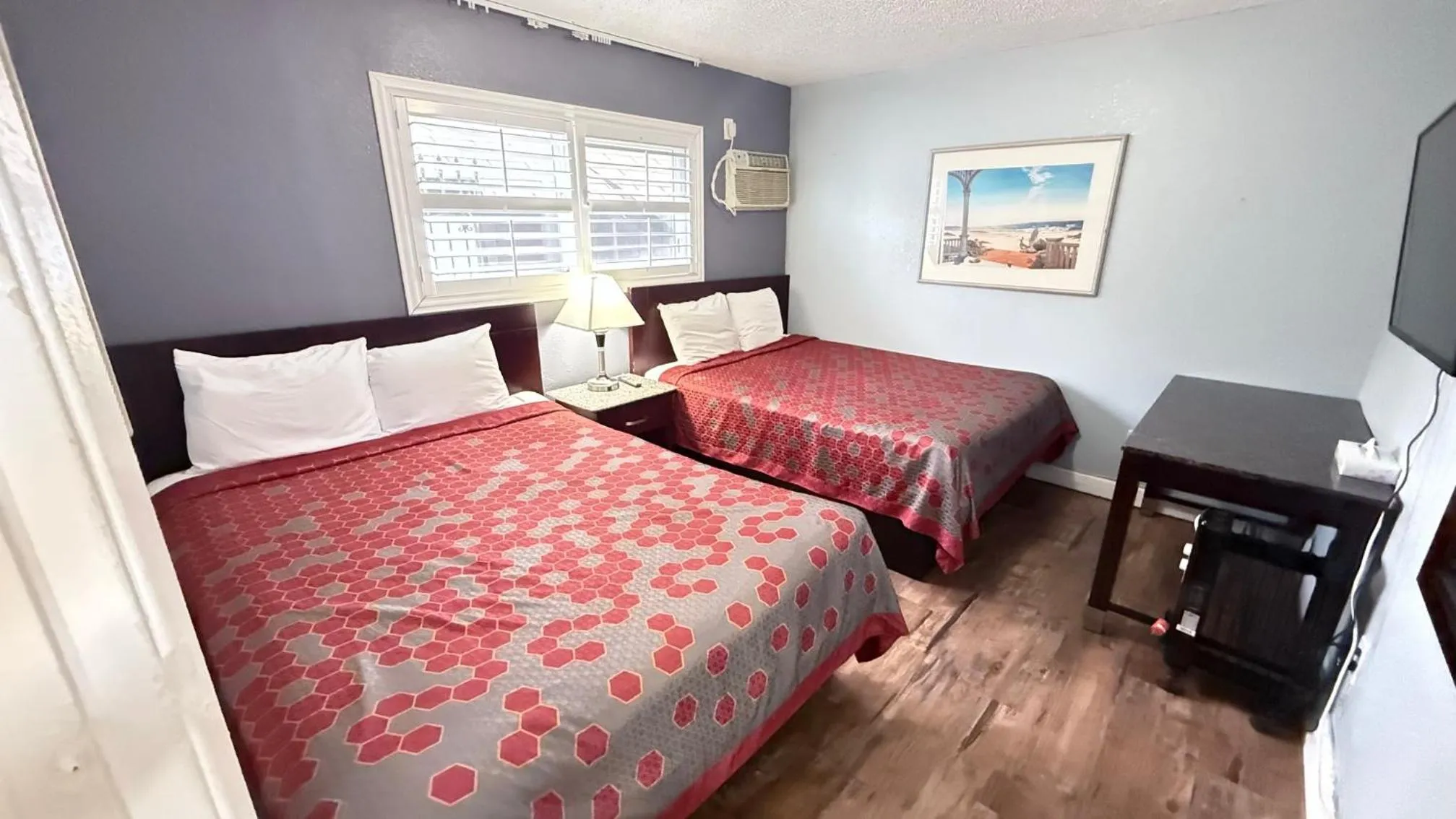 Bed in Fireside Inn By The Beach Boardwalk & Bowling