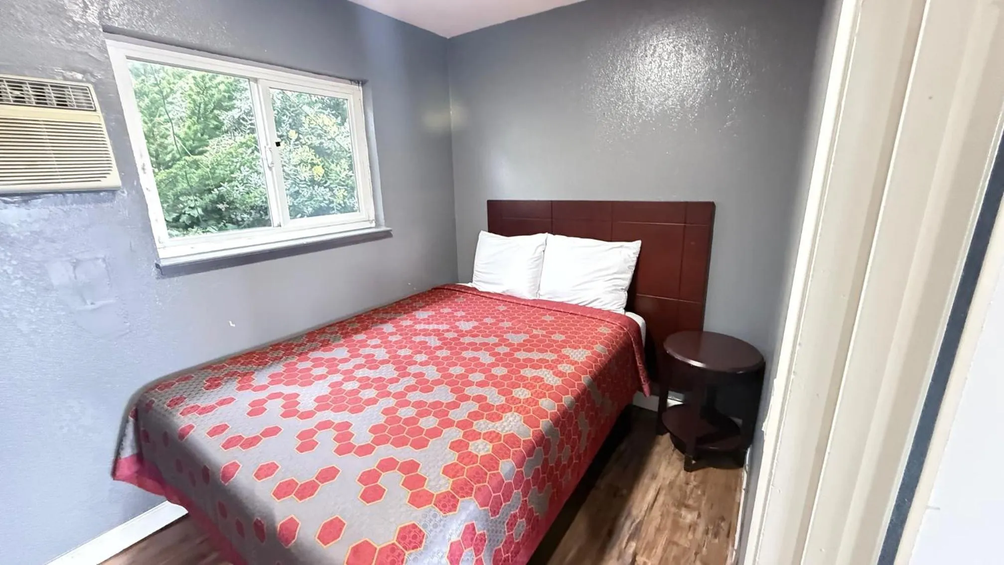 Bed in Fireside Inn By The Beach Boardwalk & Bowling