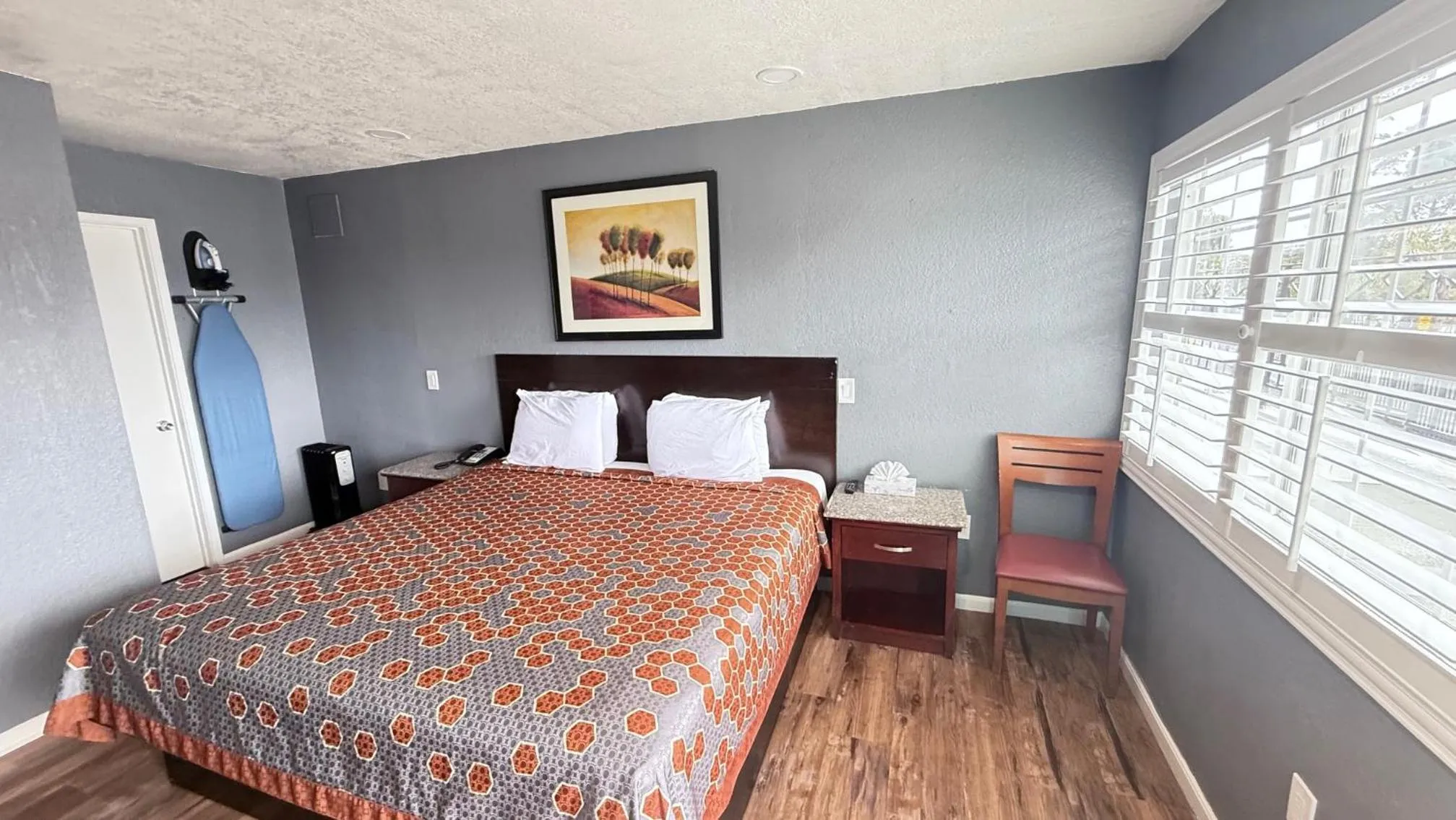 Bed in Fireside Inn By The Beach Boardwalk & Bowling