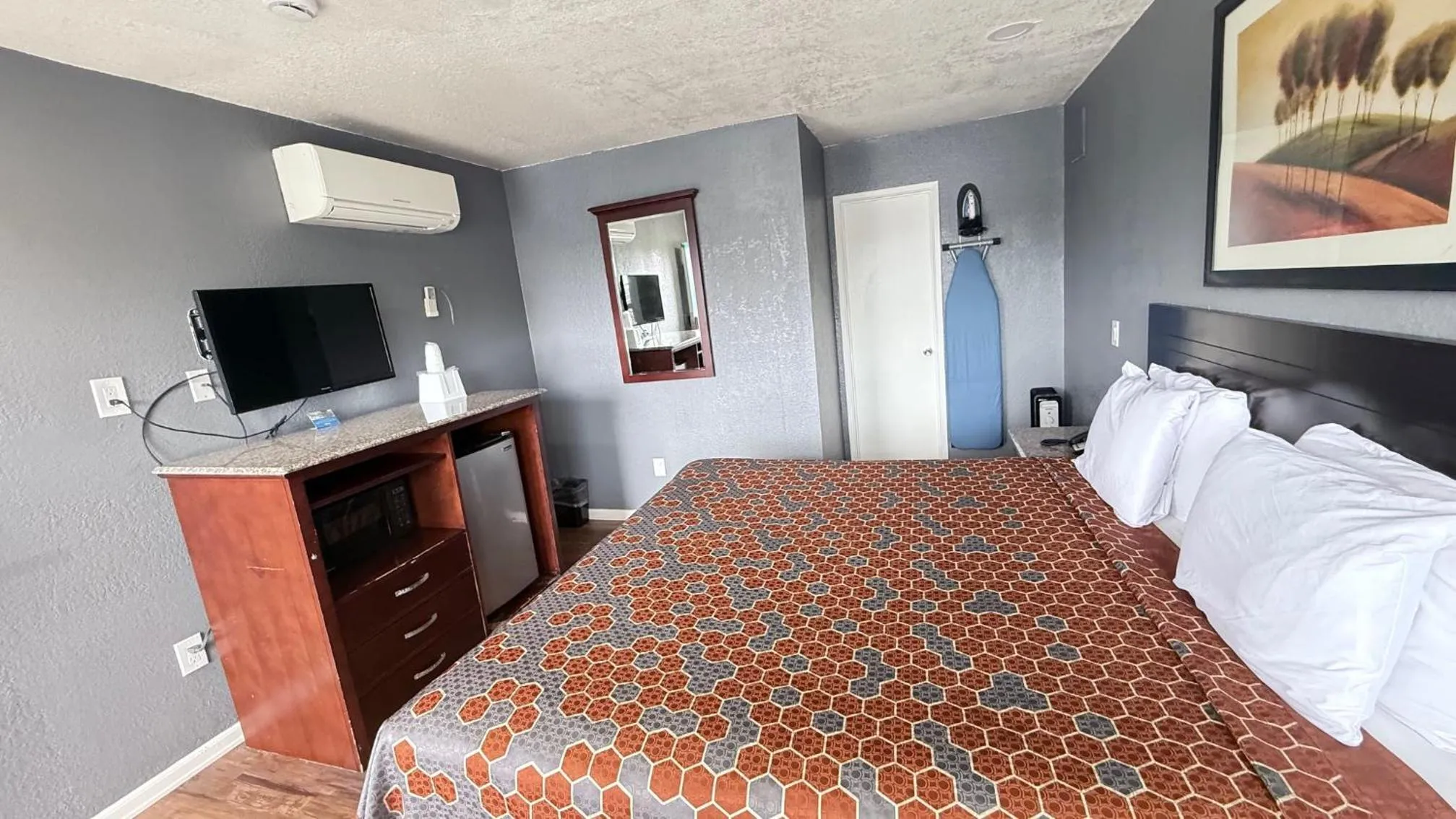 Bed in Fireside Inn By The Beach Boardwalk & Bowling
