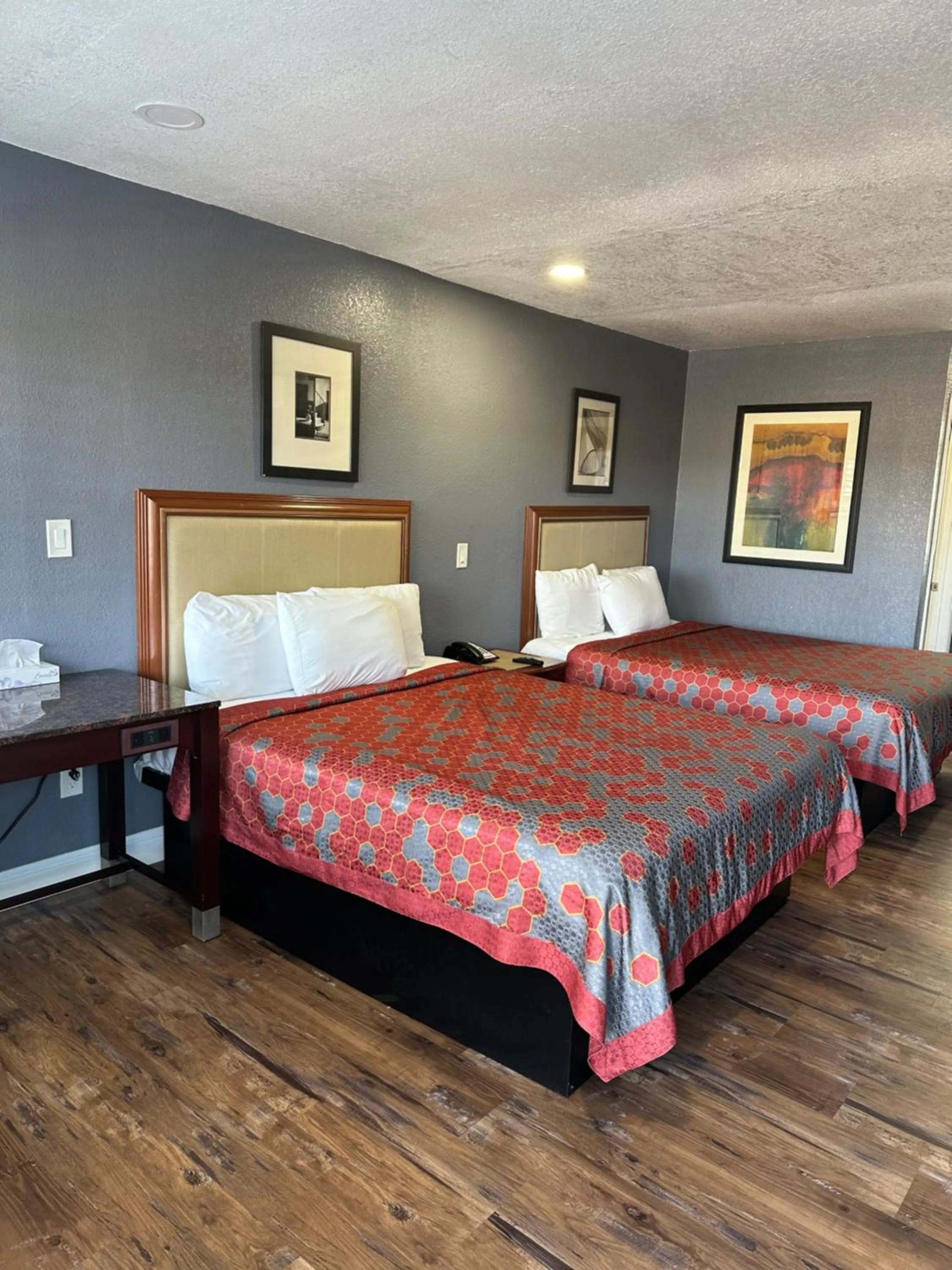 Bed in Fireside Inn By The Beach Boardwalk & Bowling