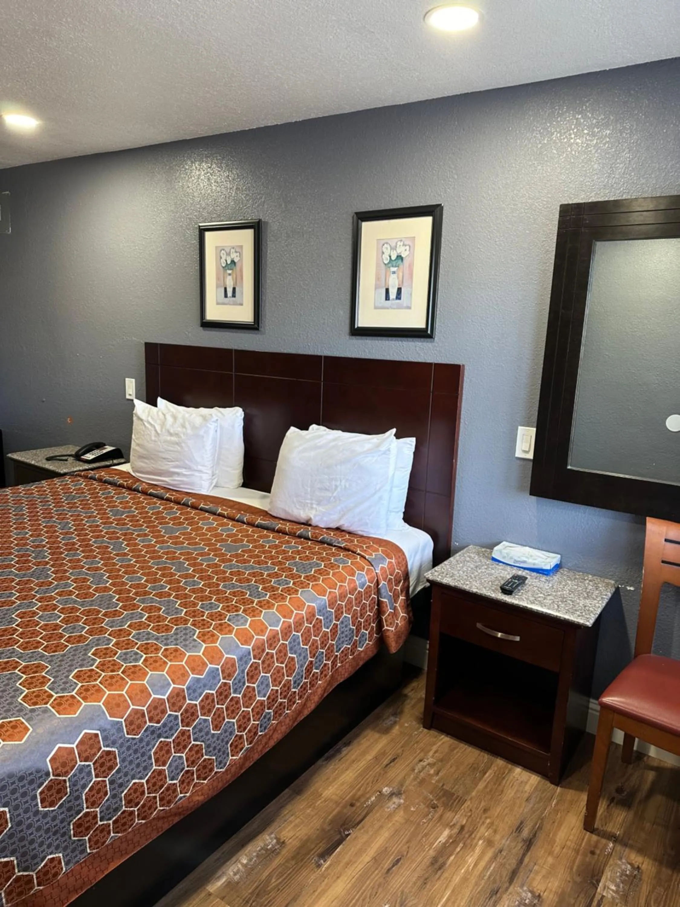 Bed in Fireside Inn By The Beach Boardwalk & Bowling