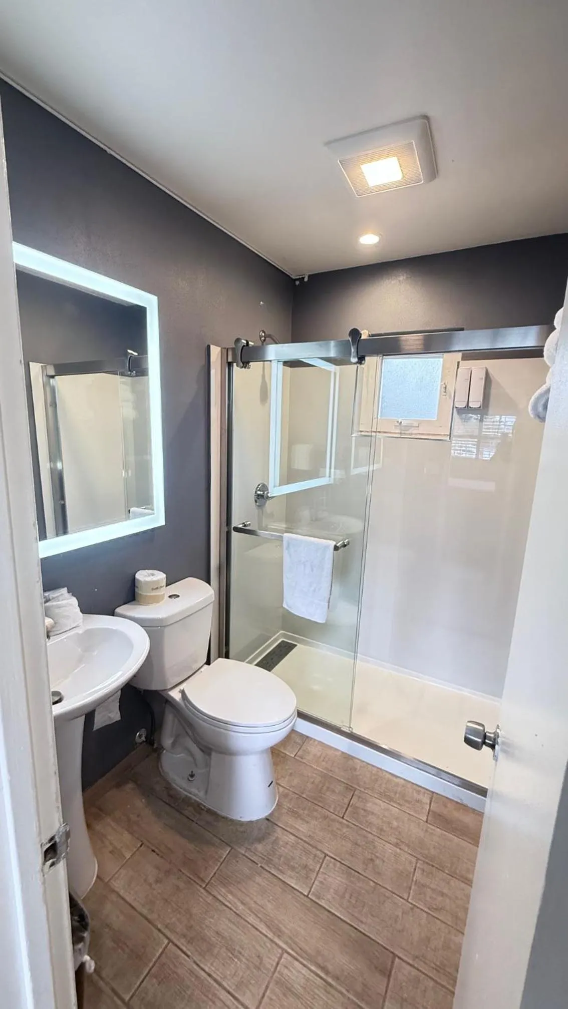 Fireside Inn By The Beach Boardwalk & Bowling