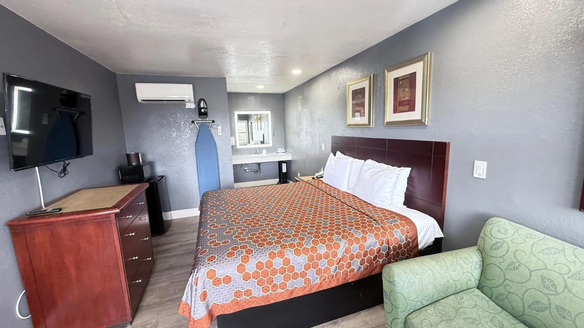 Bed in Fireside Inn By The Beach Boardwalk & Bowling