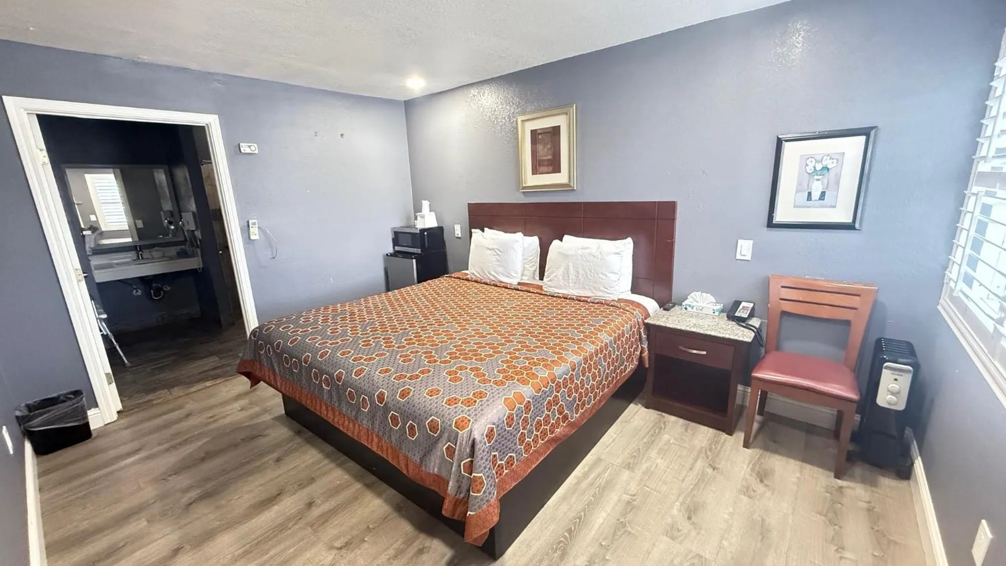 Bed in Fireside Inn By The Beach Boardwalk & Bowling