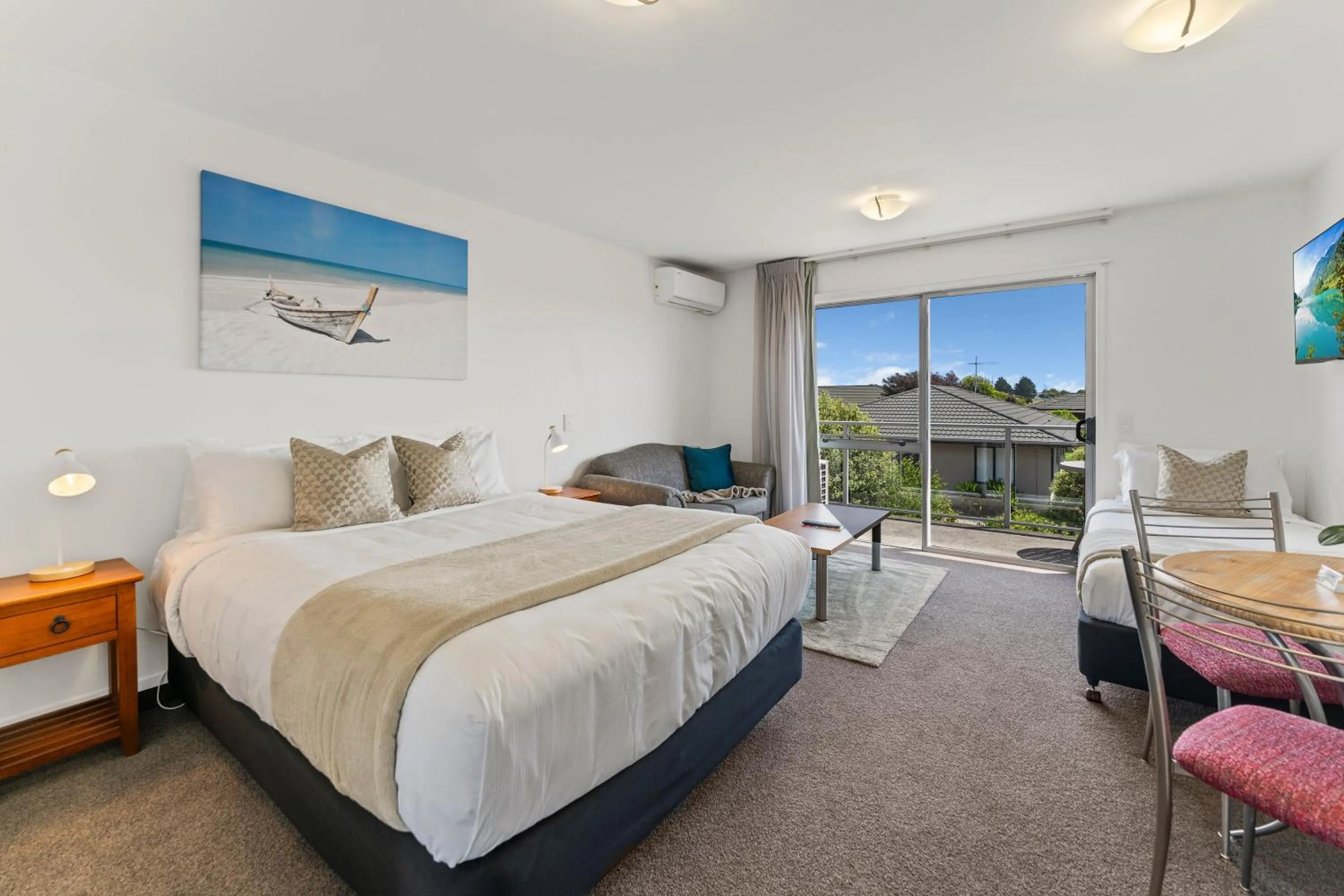 Balcony/Terrace, Bed in Greens Motel