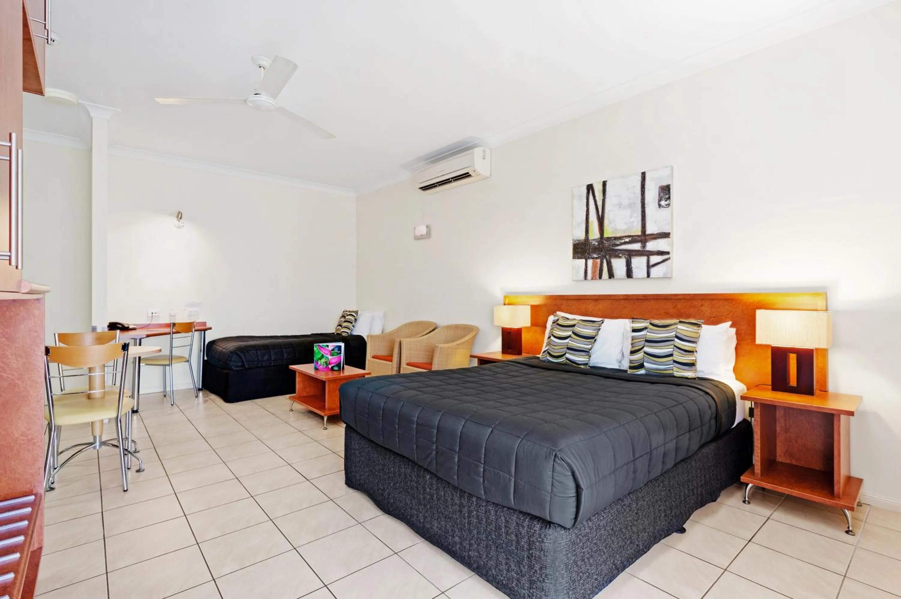 Photo of the whole room, Bed in Cairns Queens Court