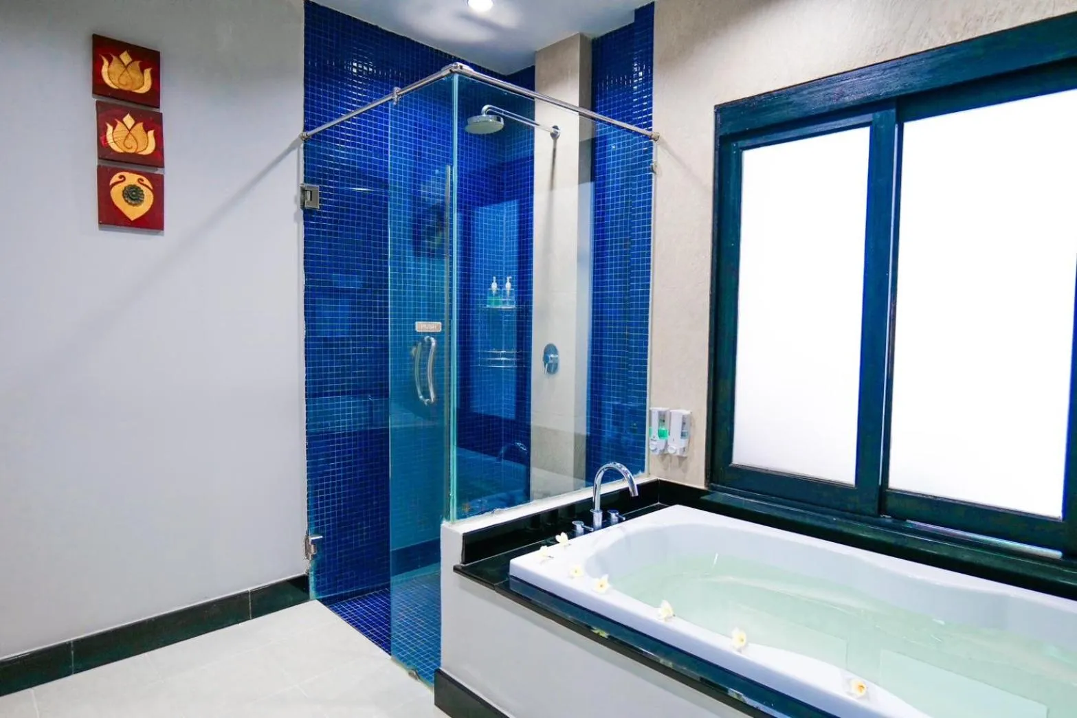 Bathroom in Horizon Karon Beach Resort & Spa