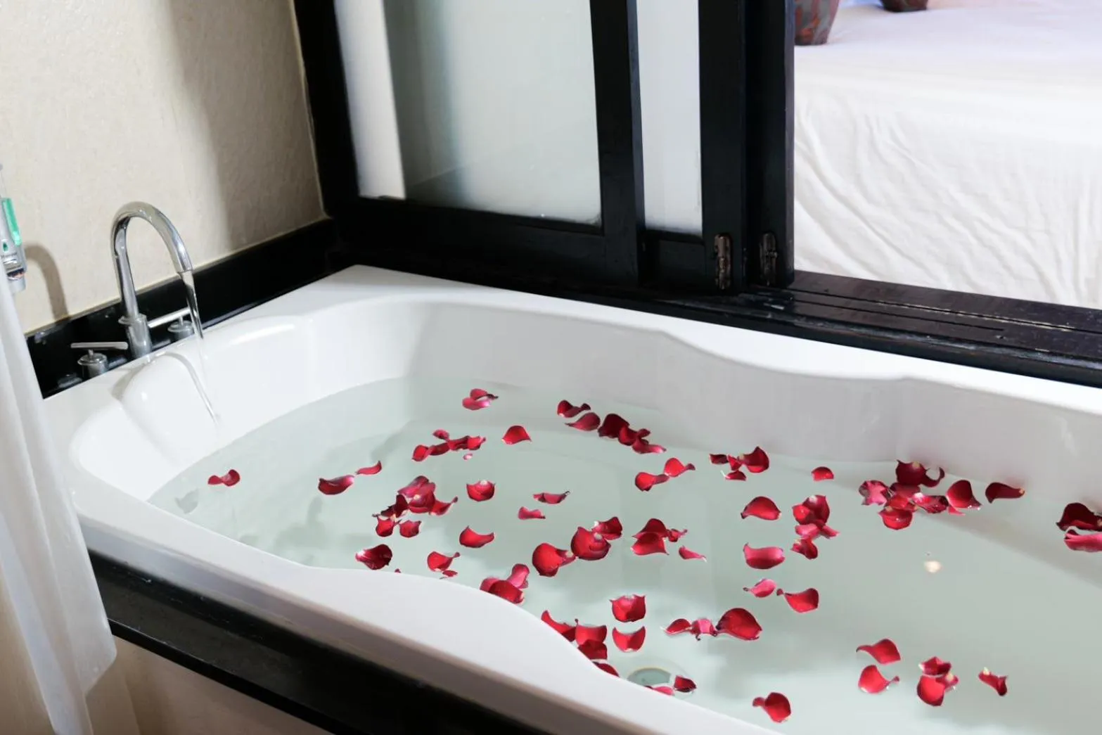 Bath, Bed in Horizon Karon Beach Resort & Spa