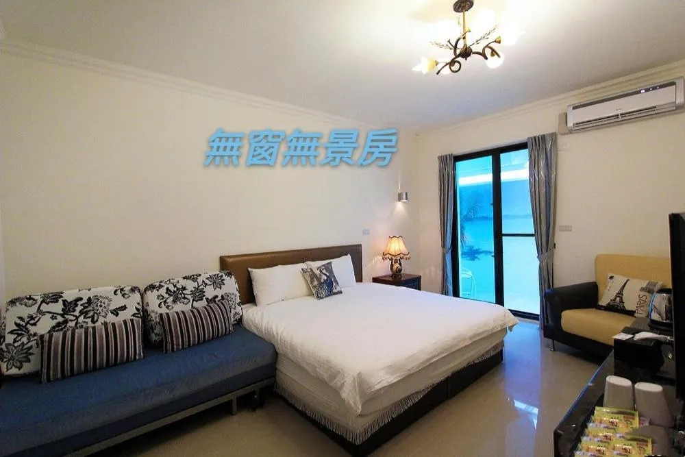 Photo of the whole room, Bed in Water Ripple