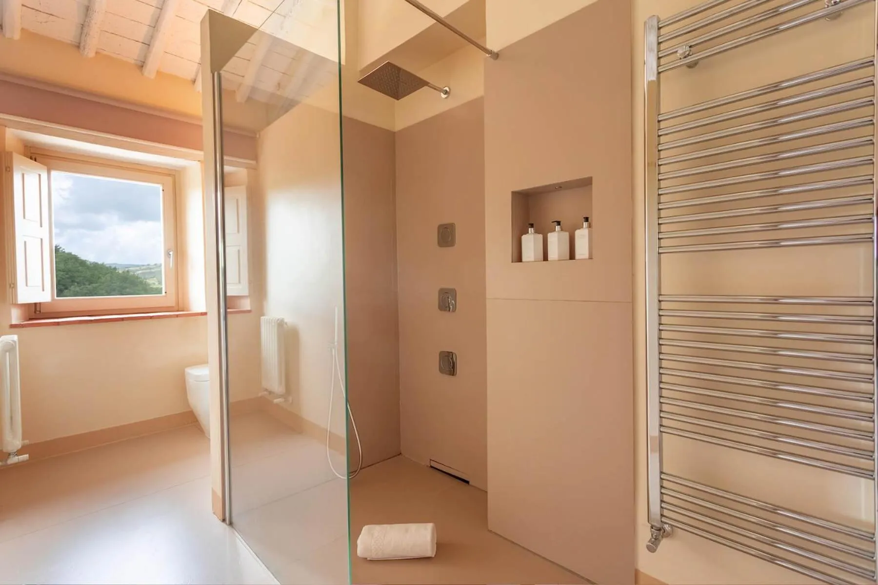 Shower in Mastrojanni Relais