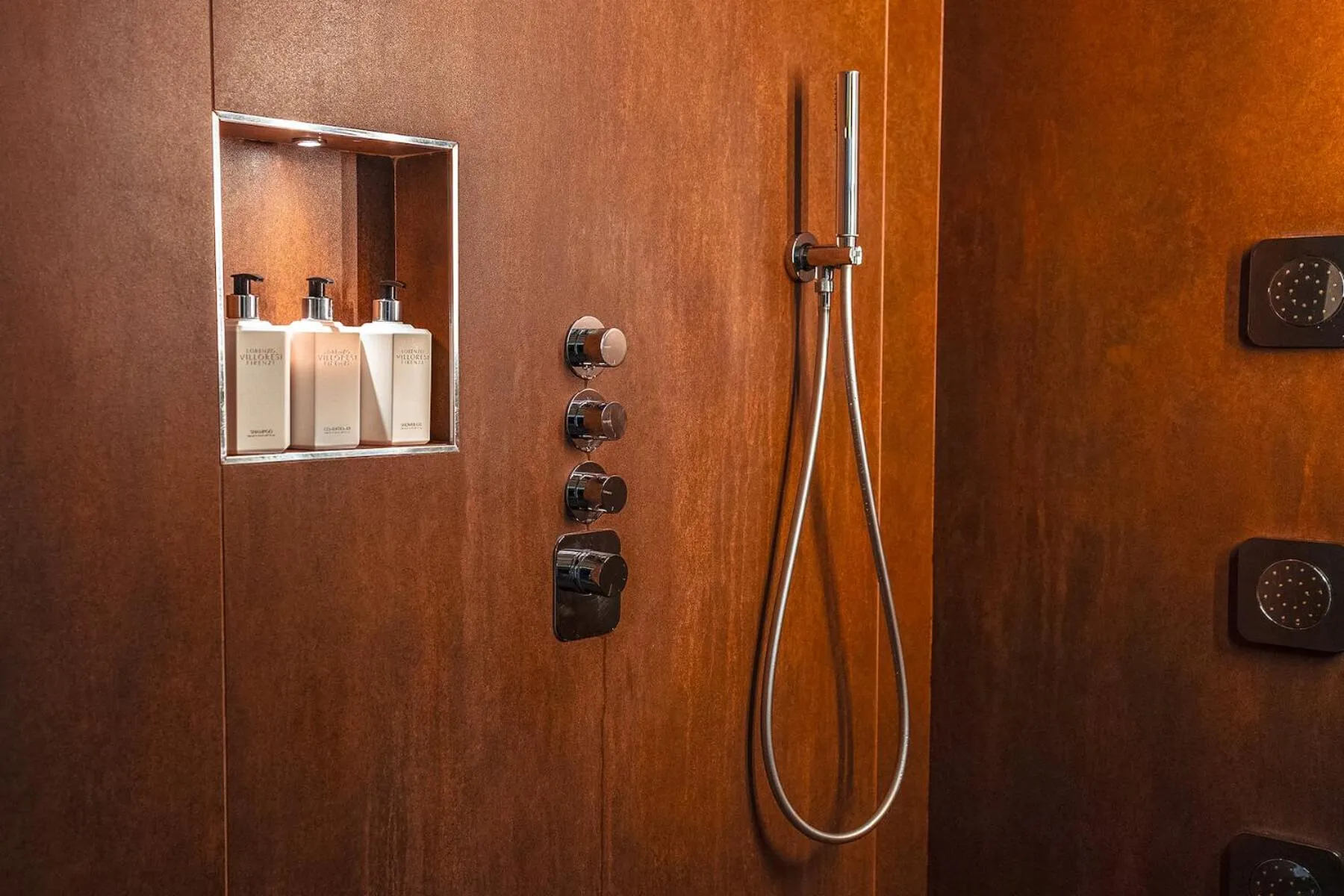 Shower in Mastrojanni Relais