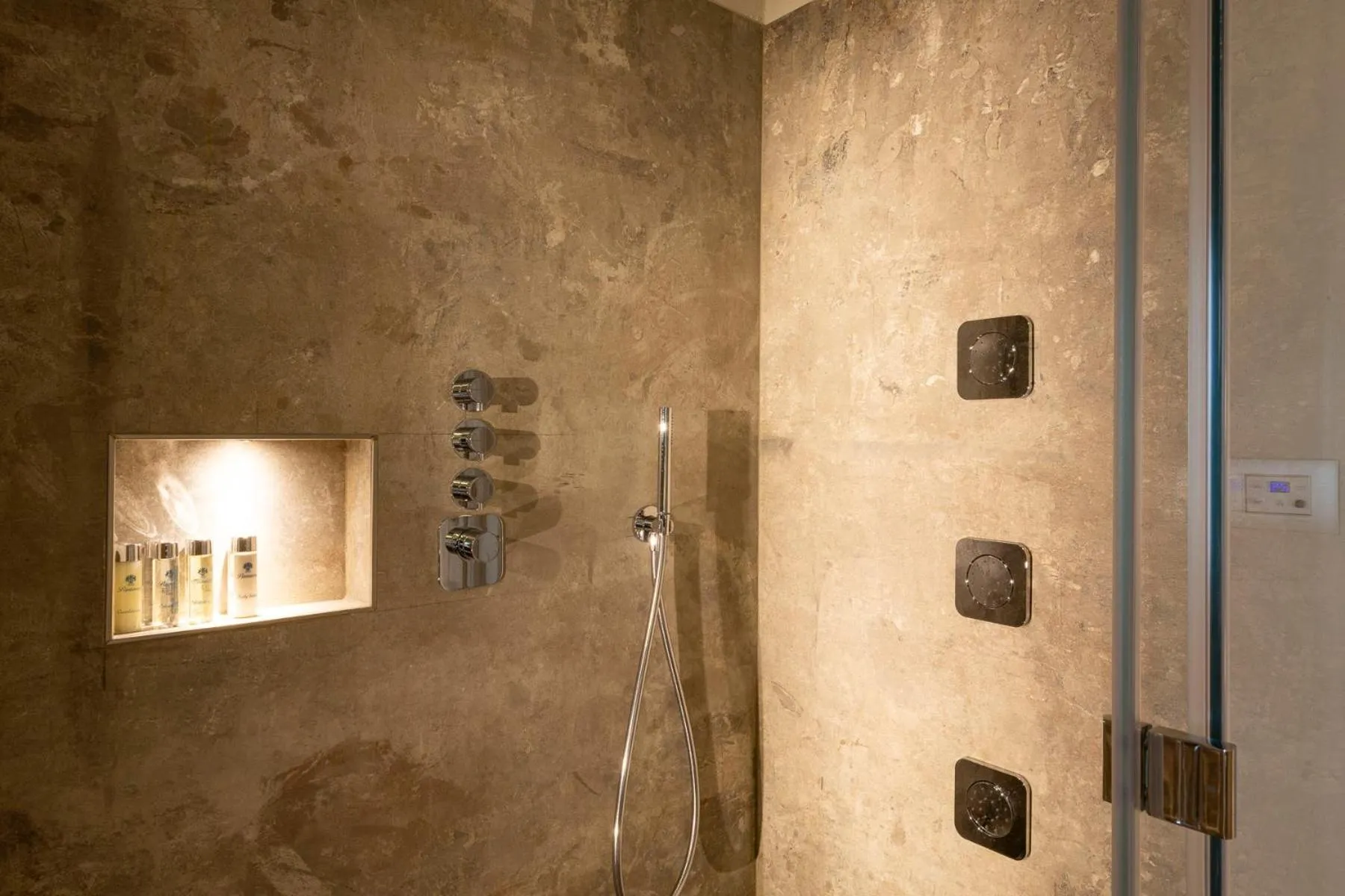 Shower in Mastrojanni Relais