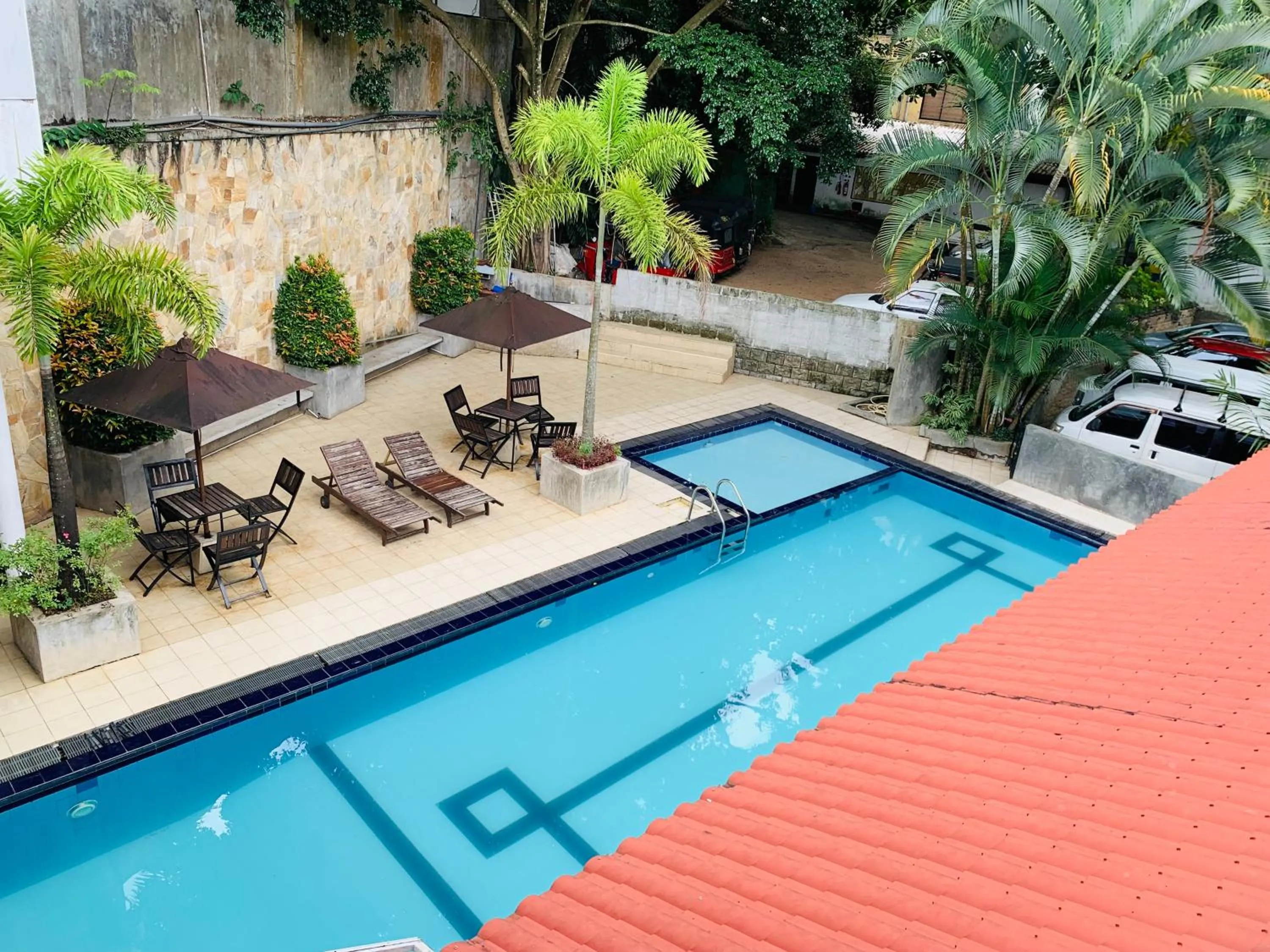 Swimming pool in Hotel Gangaaddara