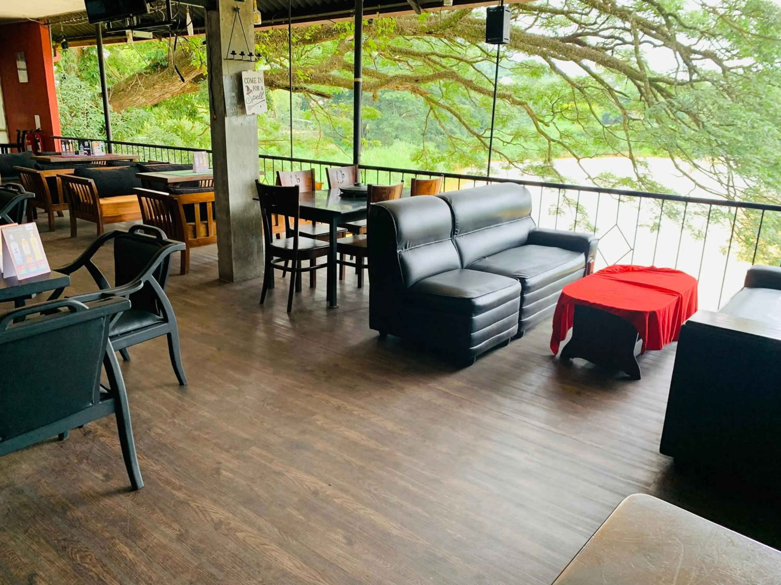 Restaurant/places to eat in Hotel Gangaaddara