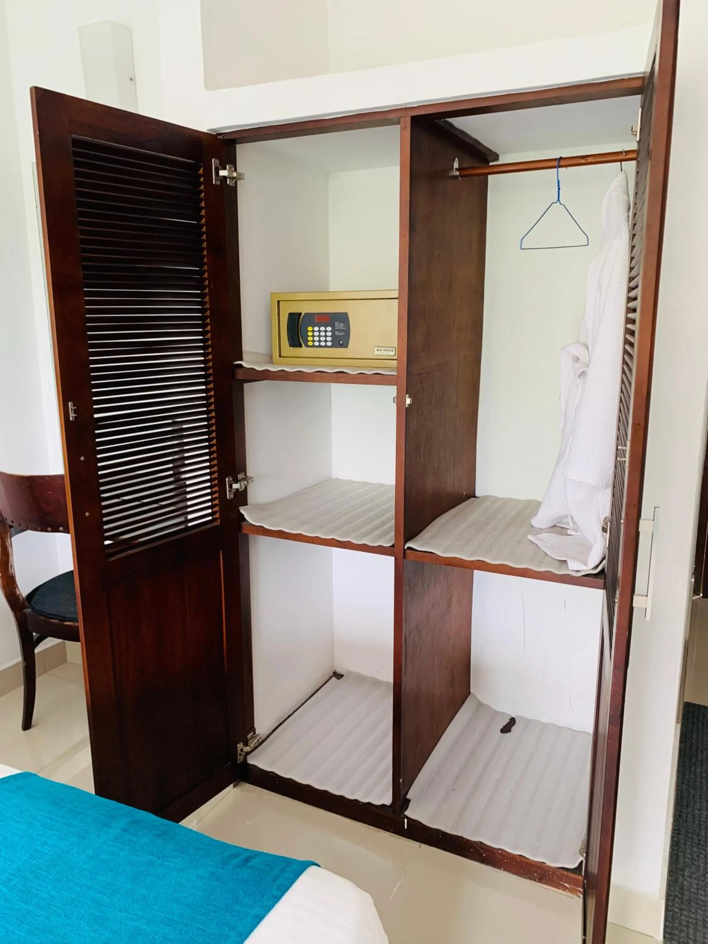 safe, Bed in Hotel Gangaaddara