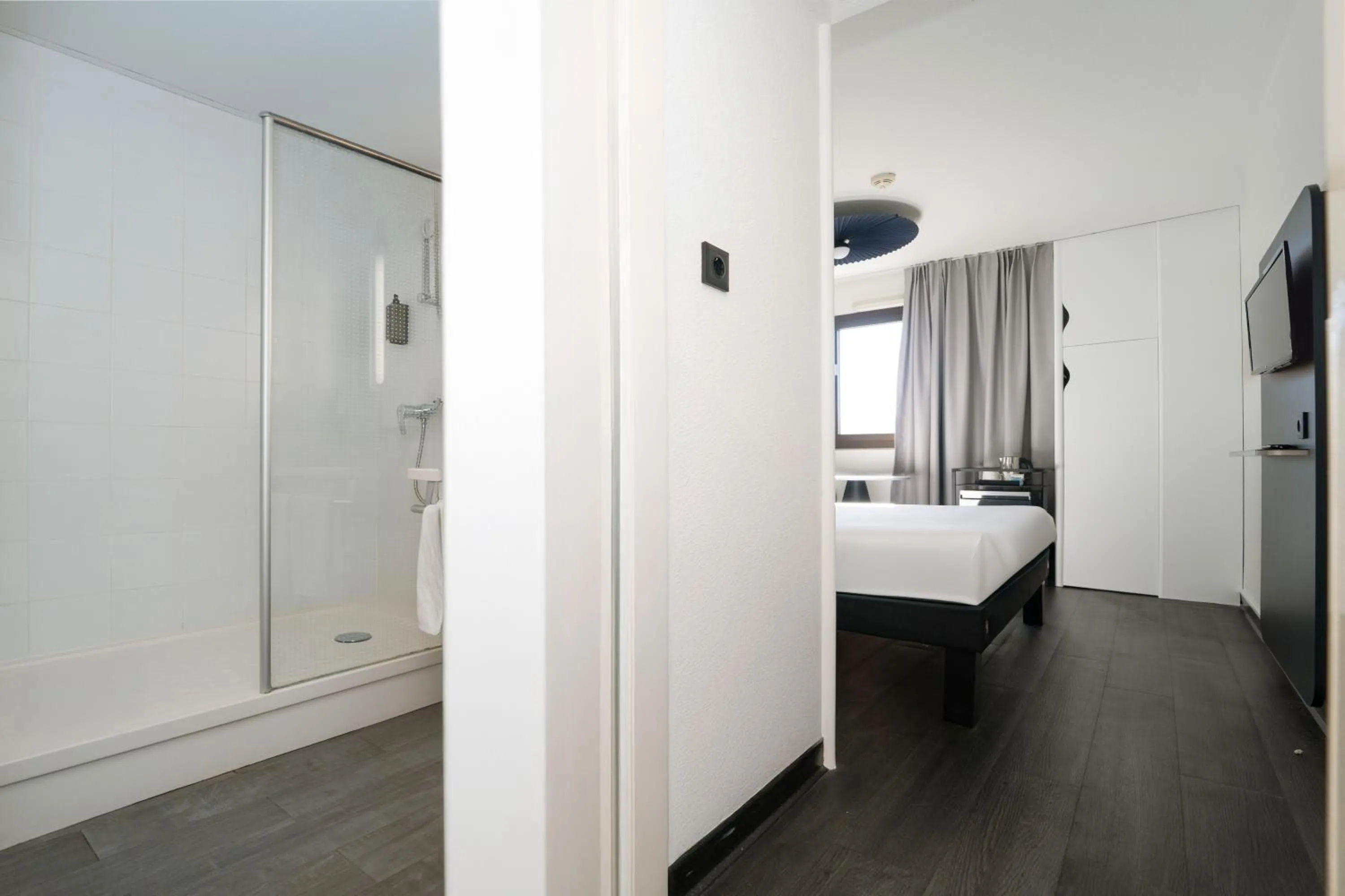 Toilet, Bed in Hotel Ibis Coimbra Centro