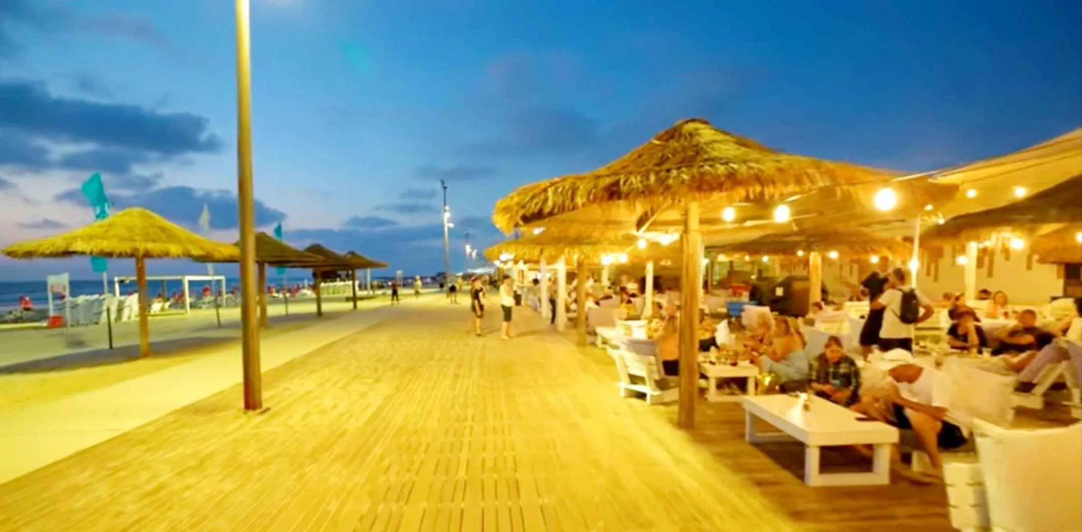 Restaurant/places to eat in Beachfront Studio Apartment Bat Yam 412