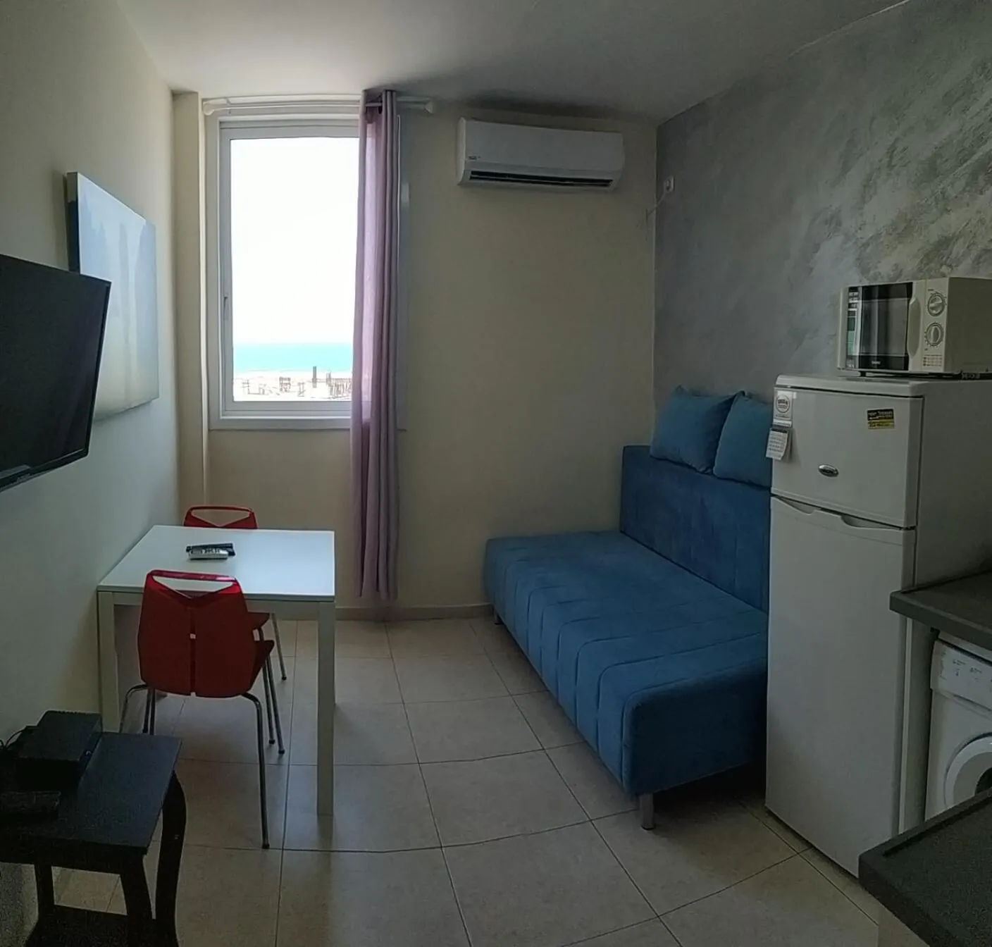 Communal lounge/ TV room in Beachfront Studio Apartment Bat Yam 412
