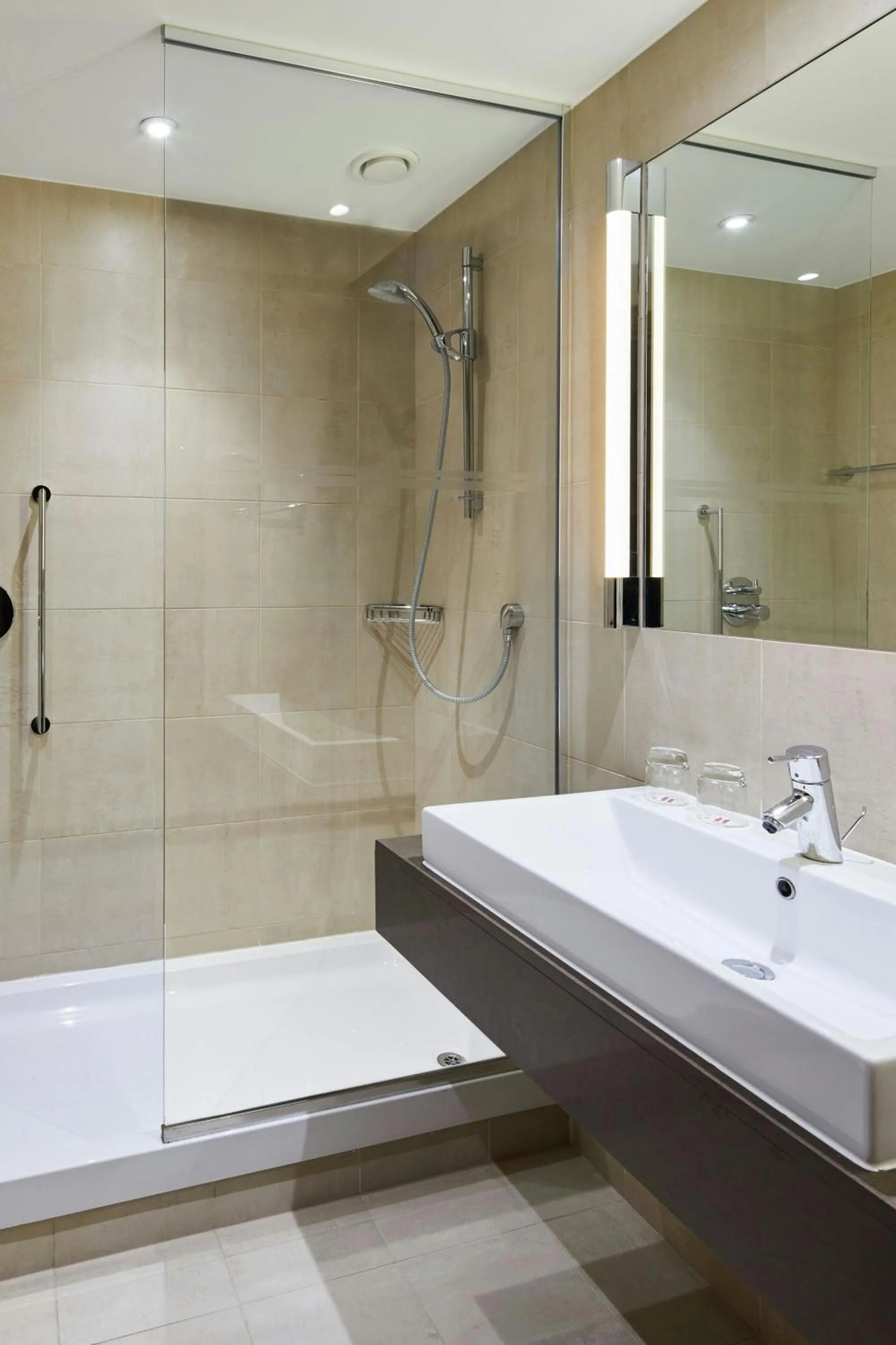 Bathroom in Lingfield Park Marriott Hotel & Country Club