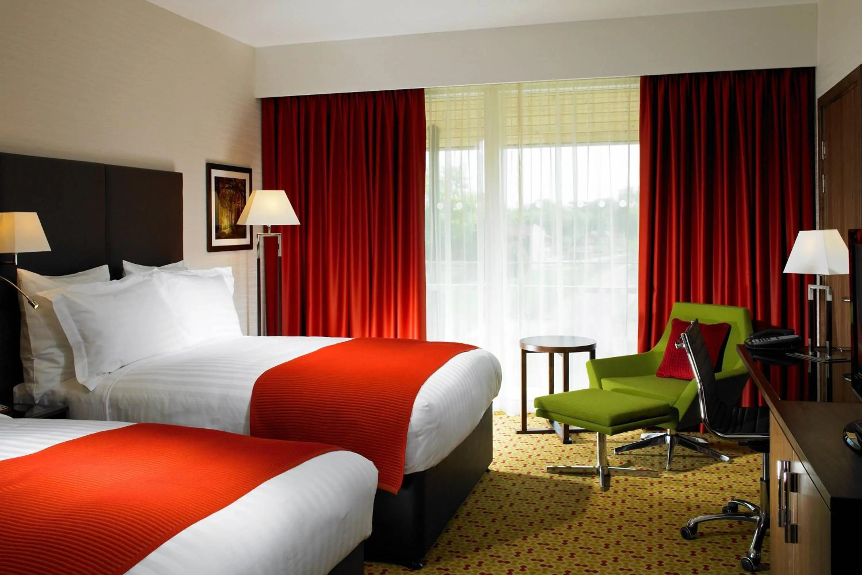 Photo of the whole room, Bed in Lingfield Park Marriott Hotel & Country Club