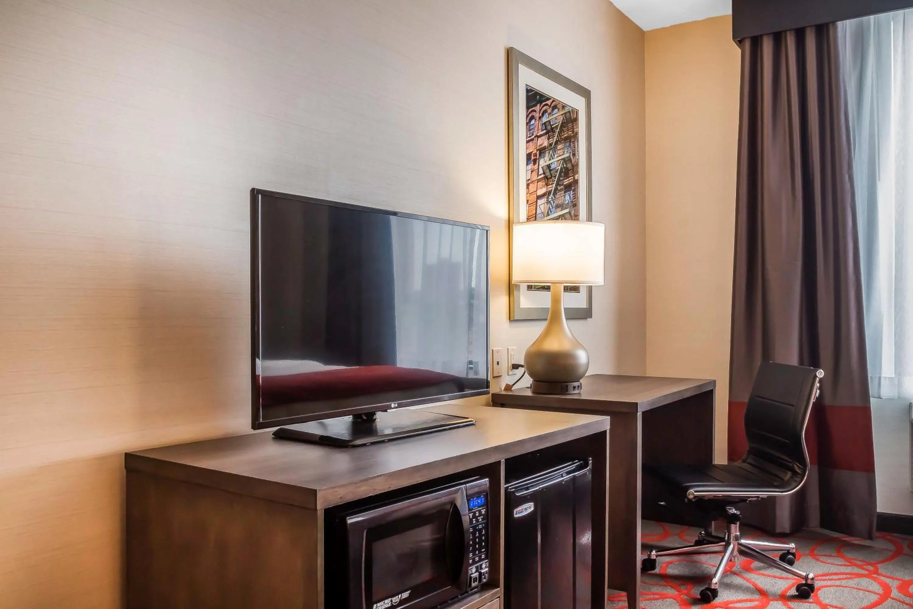 TV and multimedia in Comfort Inn & Suites near Stadium