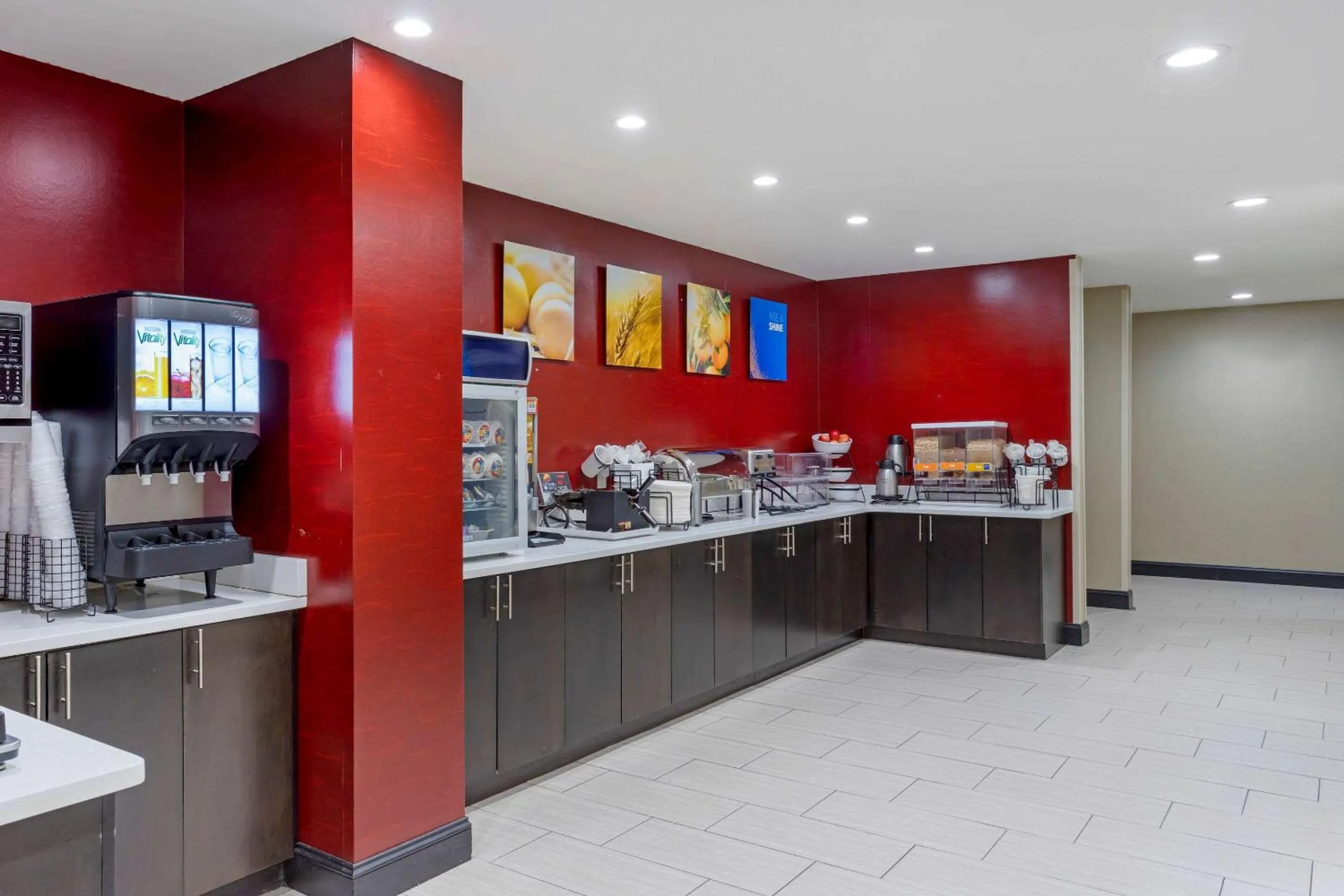 Restaurant/places to eat in Comfort Inn & Suites near Stadium