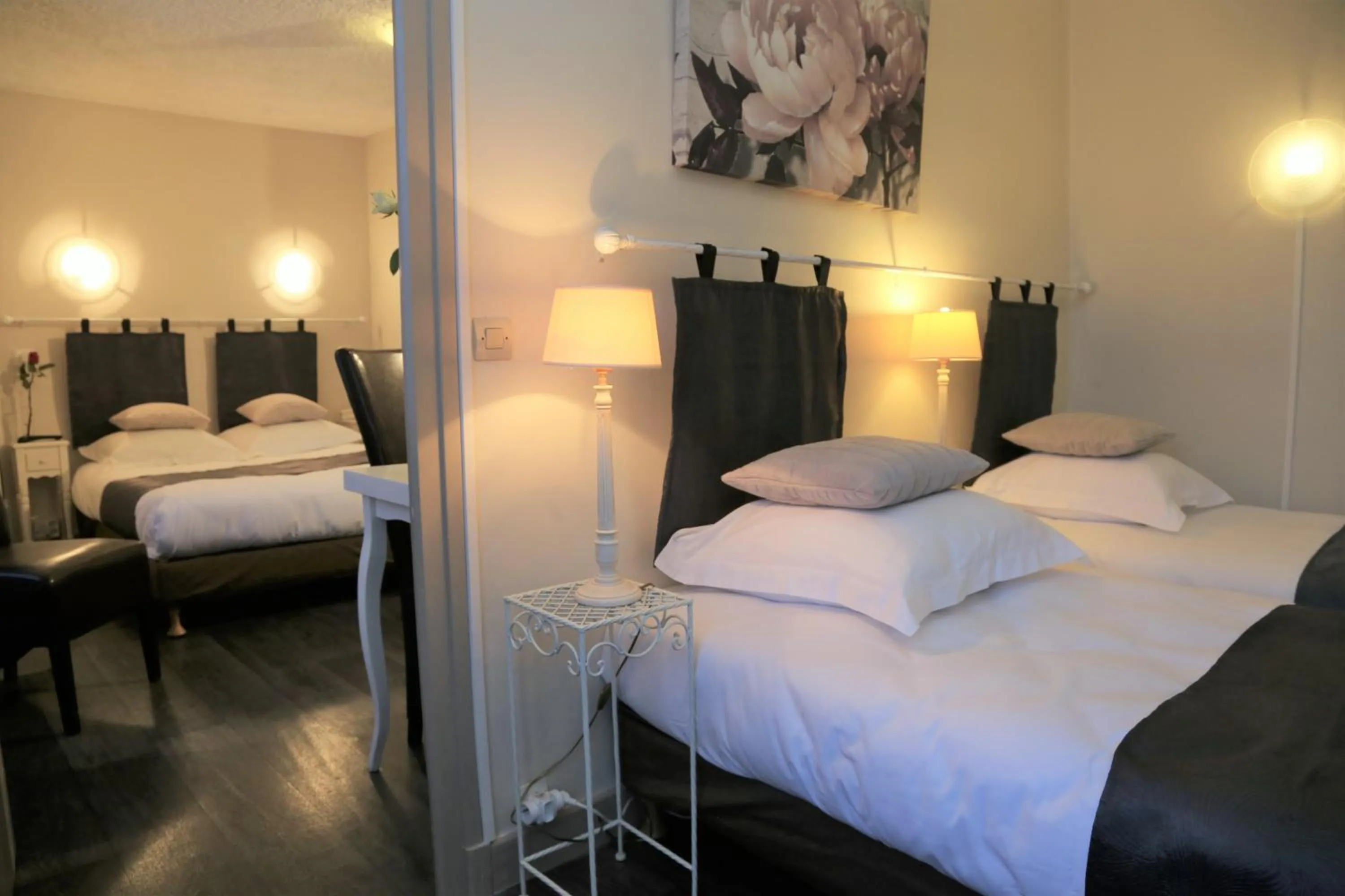 Bed in Logis L'Ecu De France