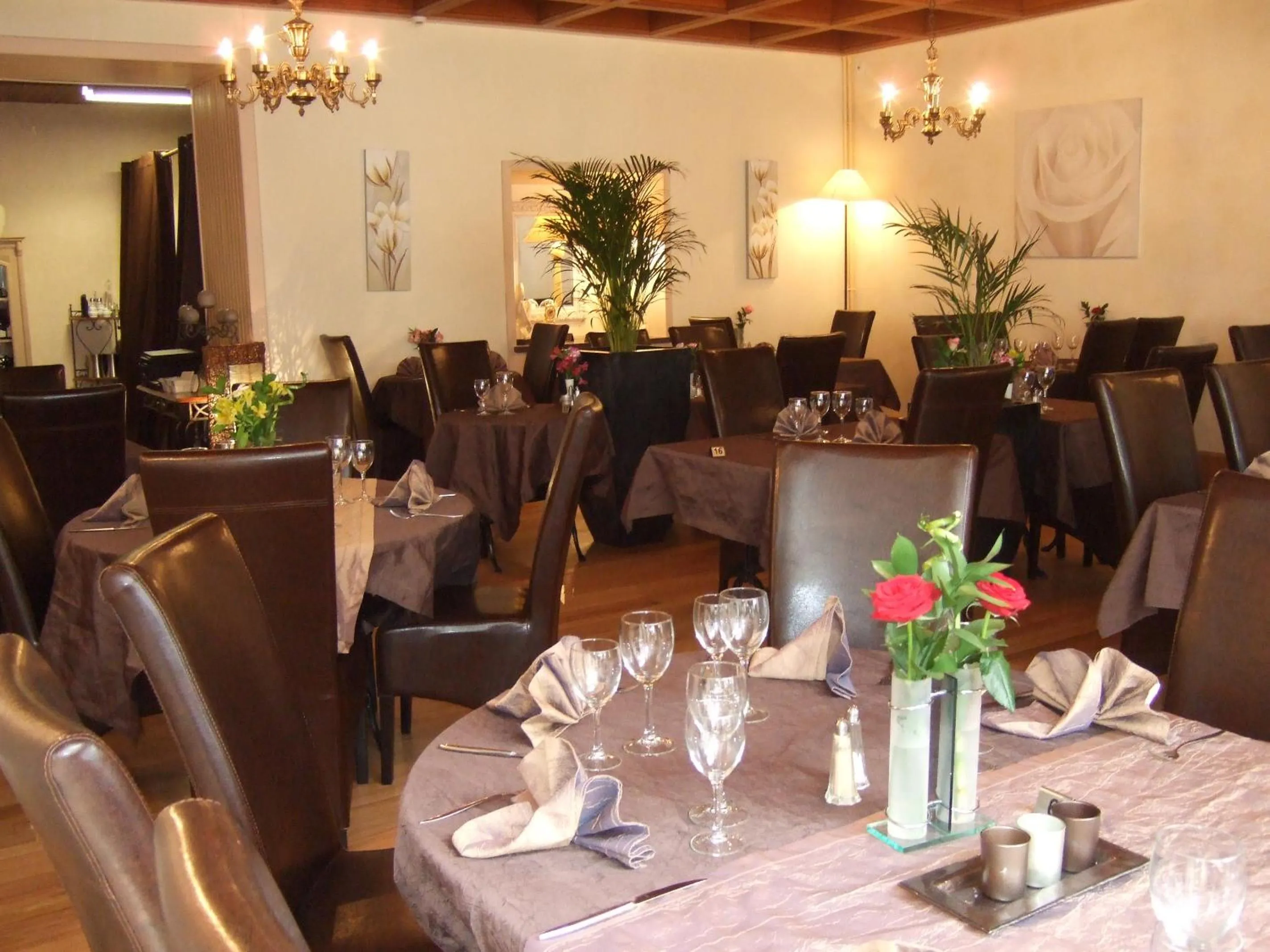 Restaurant/places to eat in Logis L'Ecu De France