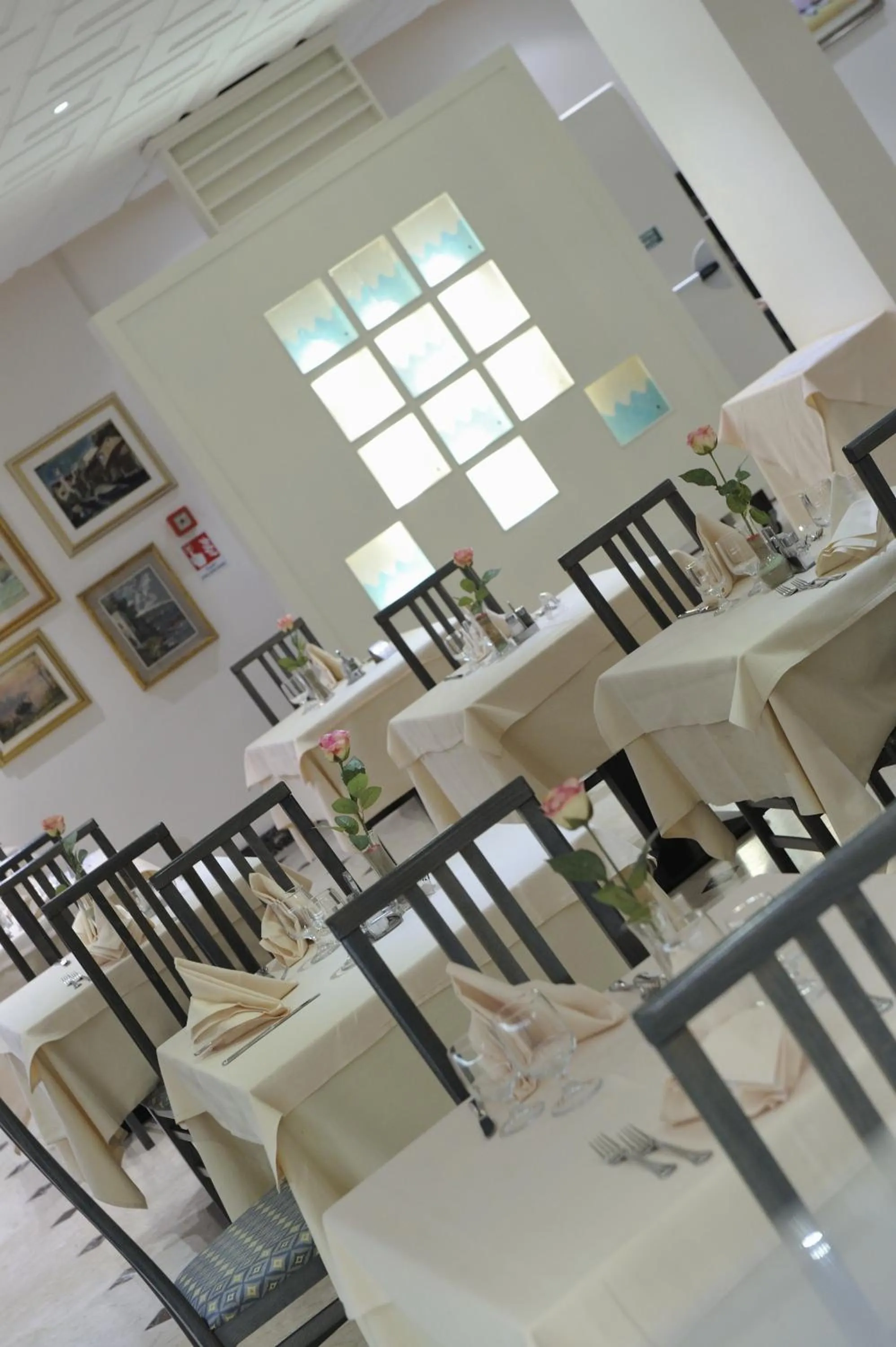 Restaurant/places to eat in Hotel Eros