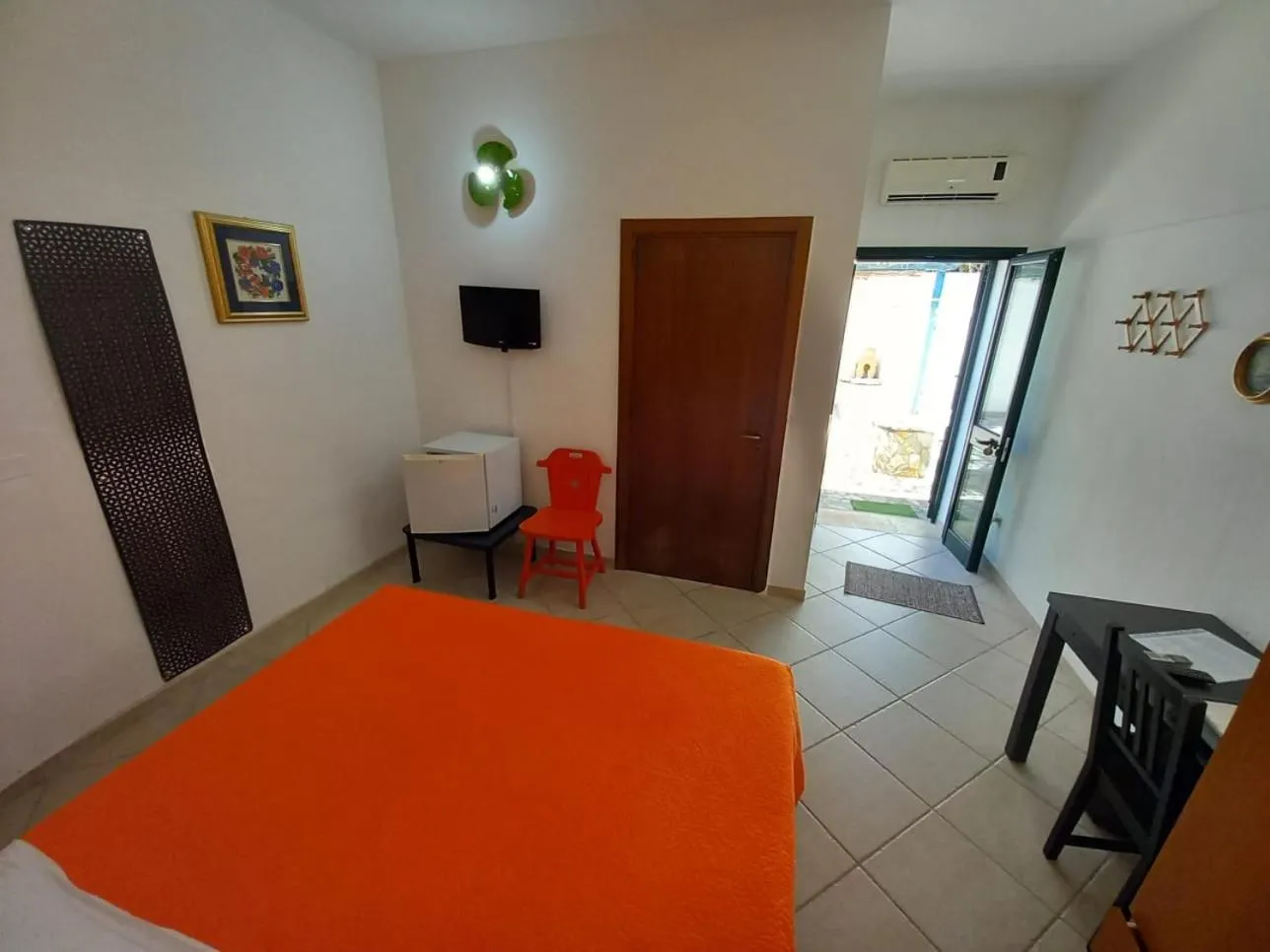 Photo of the whole room, Bed in Breezes B&B