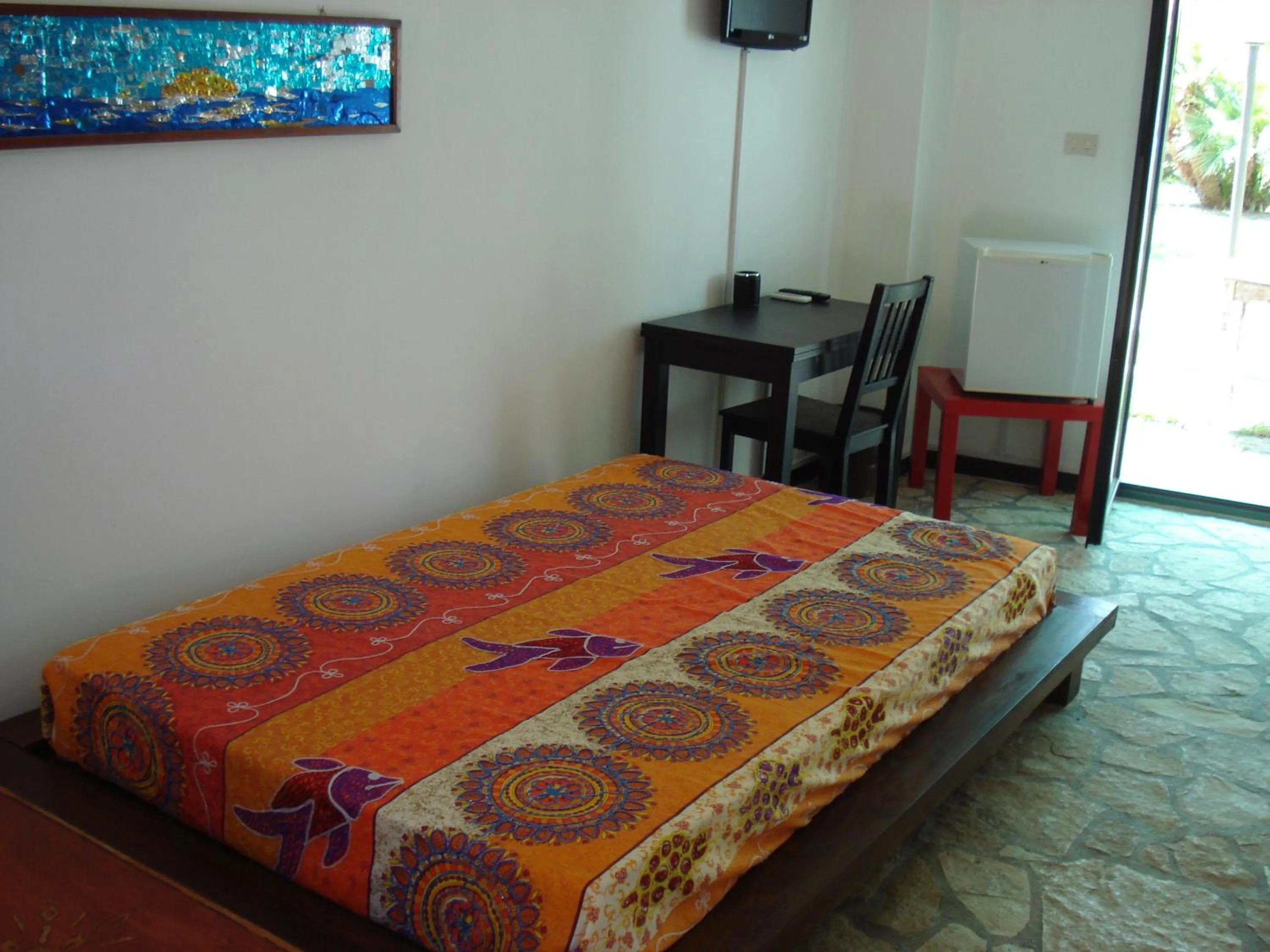 Photo of the whole room, Bed in Breezes B&B