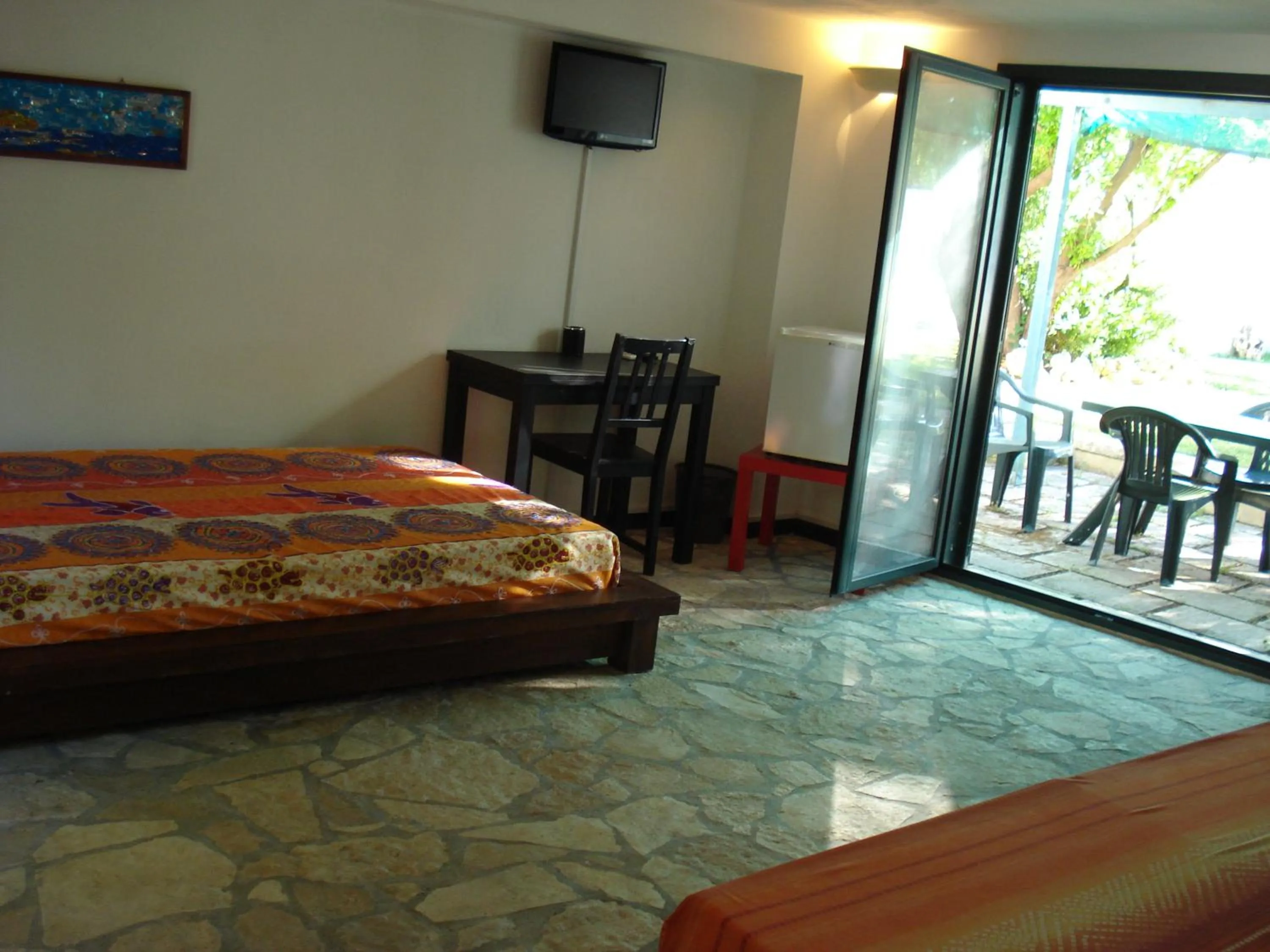 Photo of the whole room, Bed in Breezes B&B