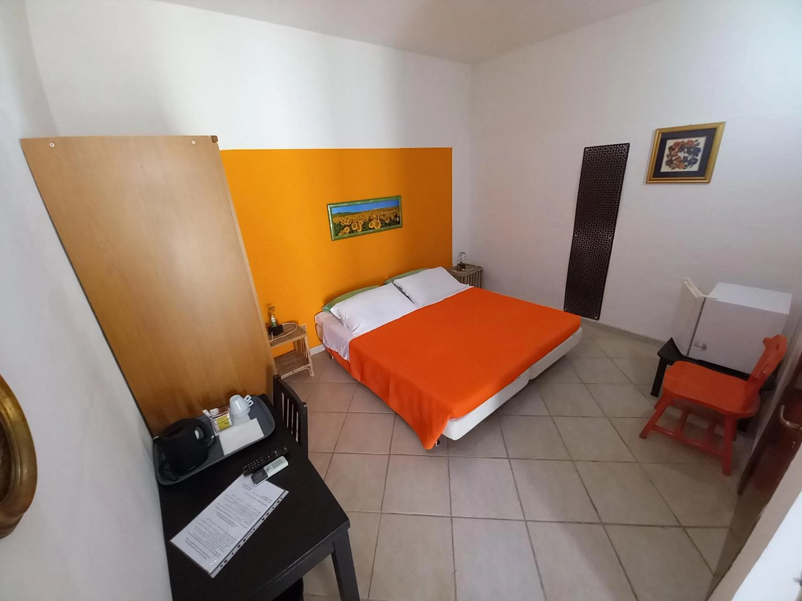 Photo of the whole room, Bed in Breezes B&B