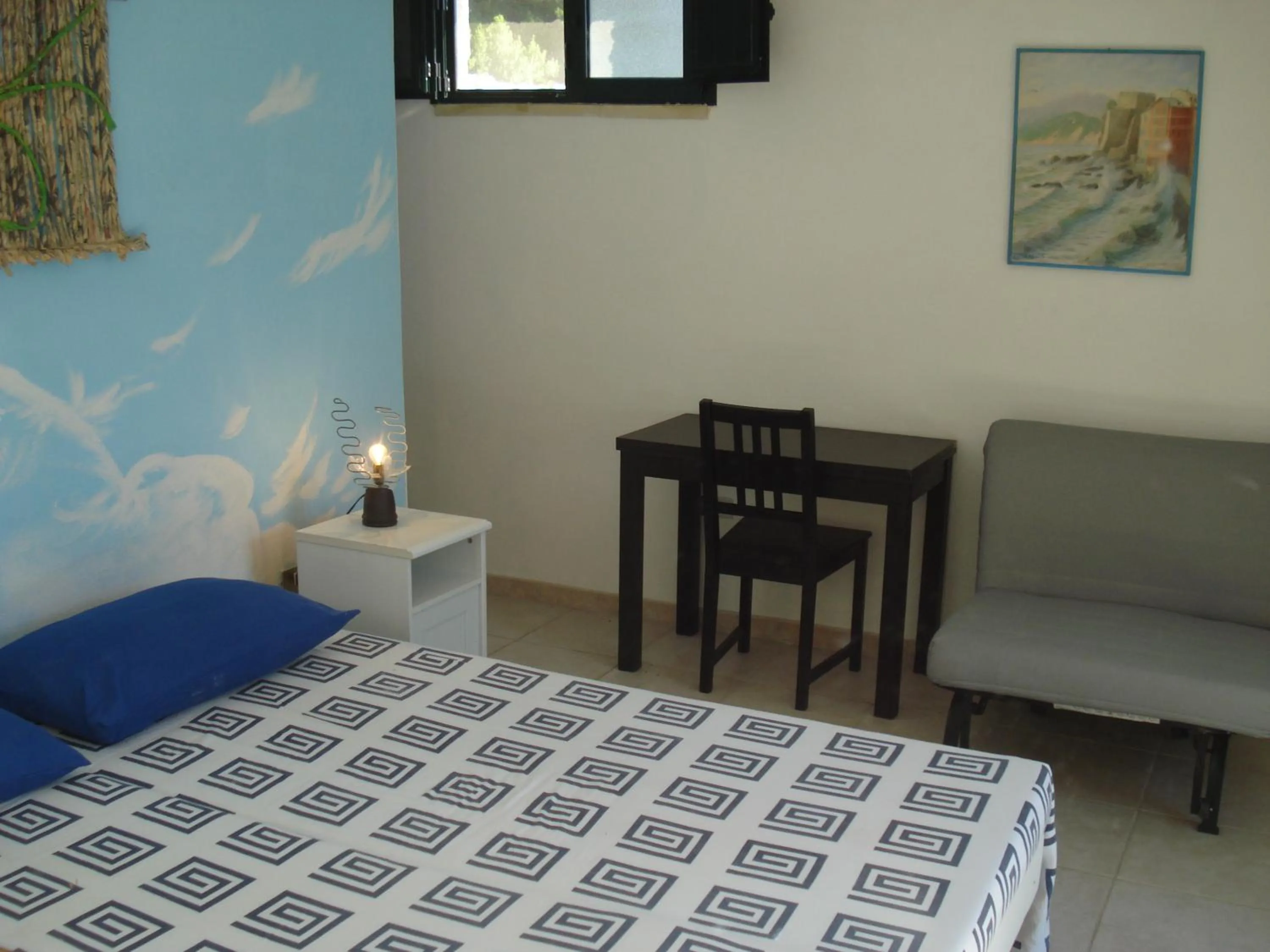 Photo of the whole room, Bed in Breezes B&B