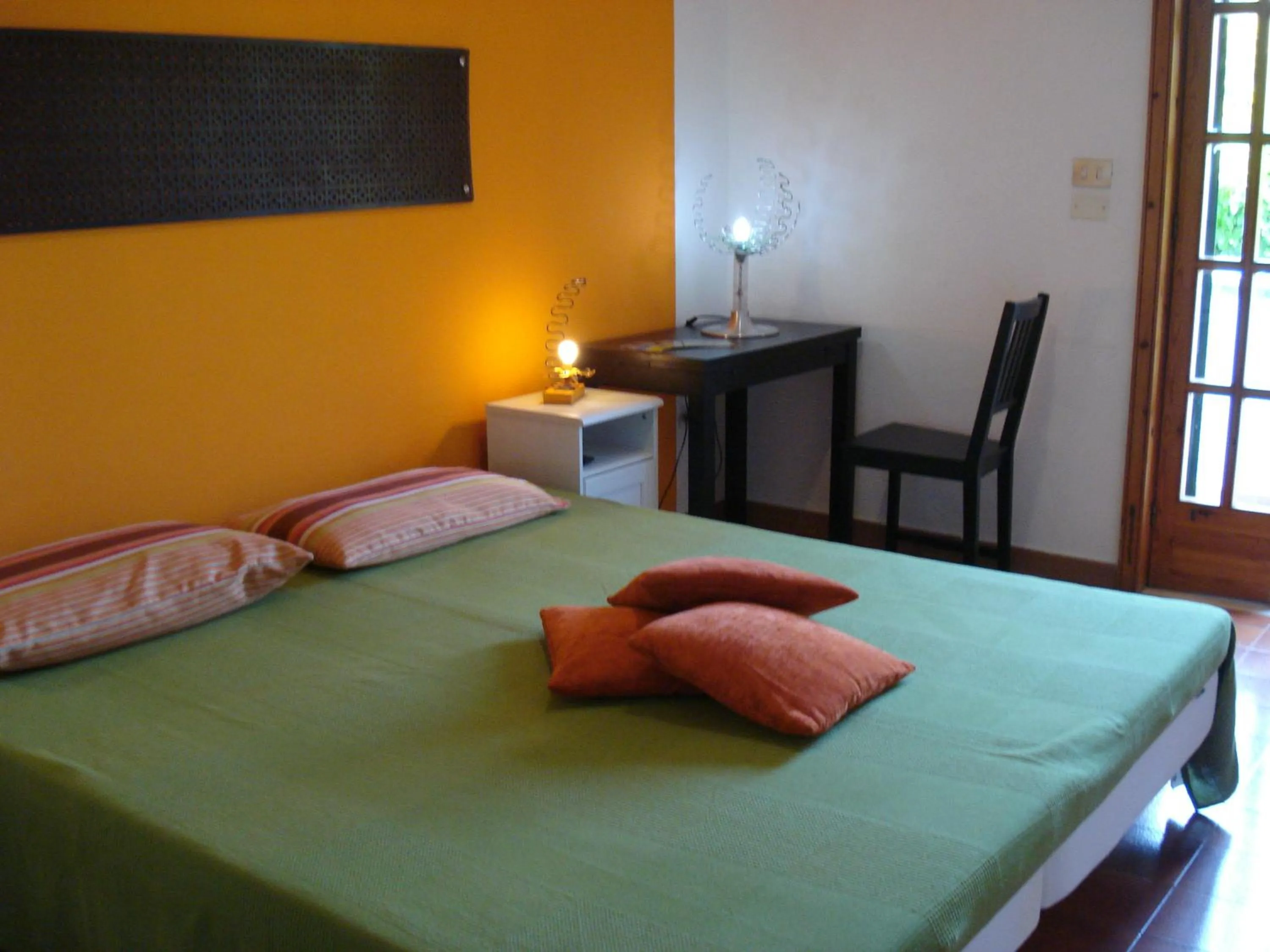 Photo of the whole room, Bed in Breezes B&B