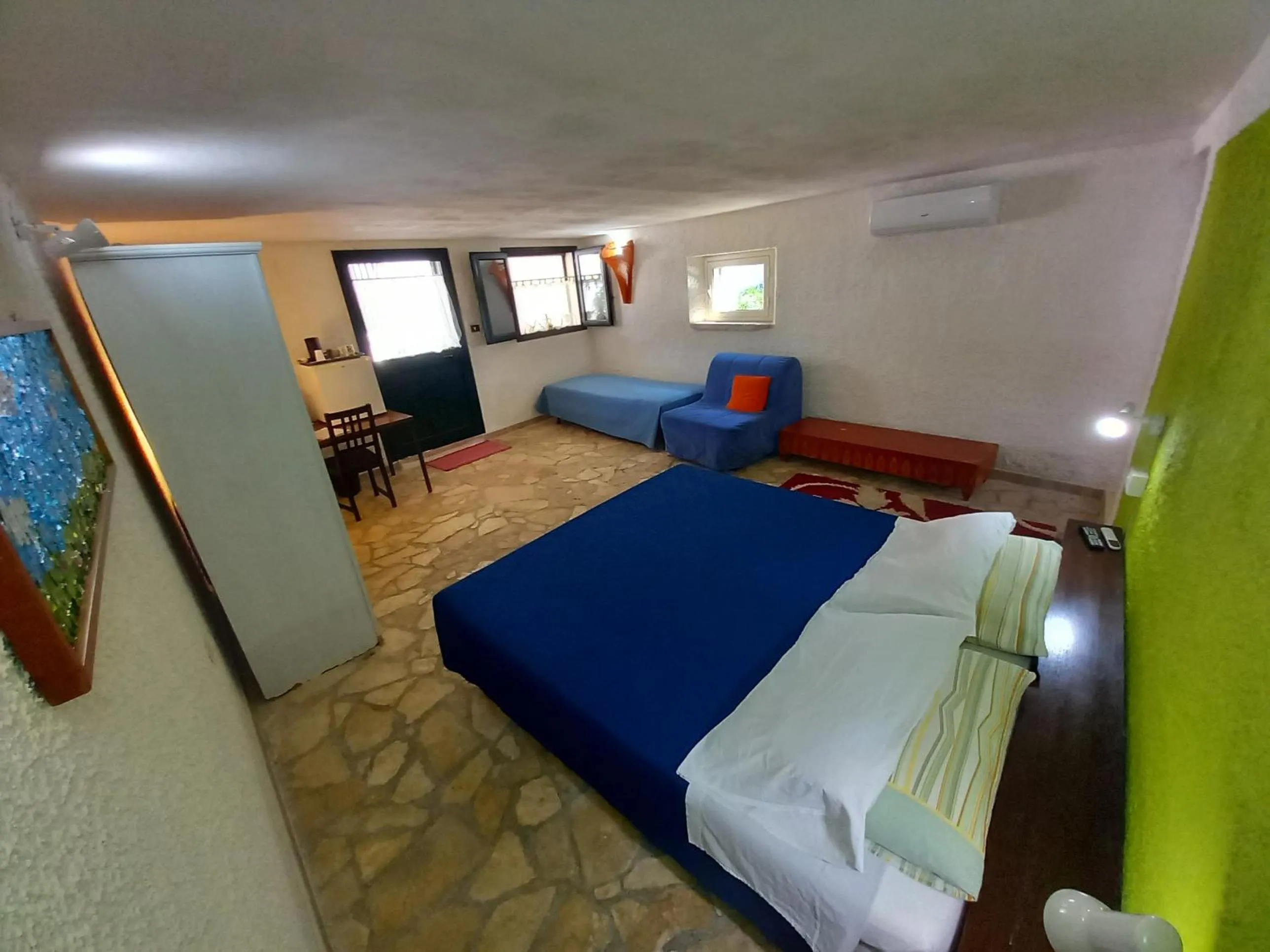 Photo of the whole room, Bed in Breezes B&B