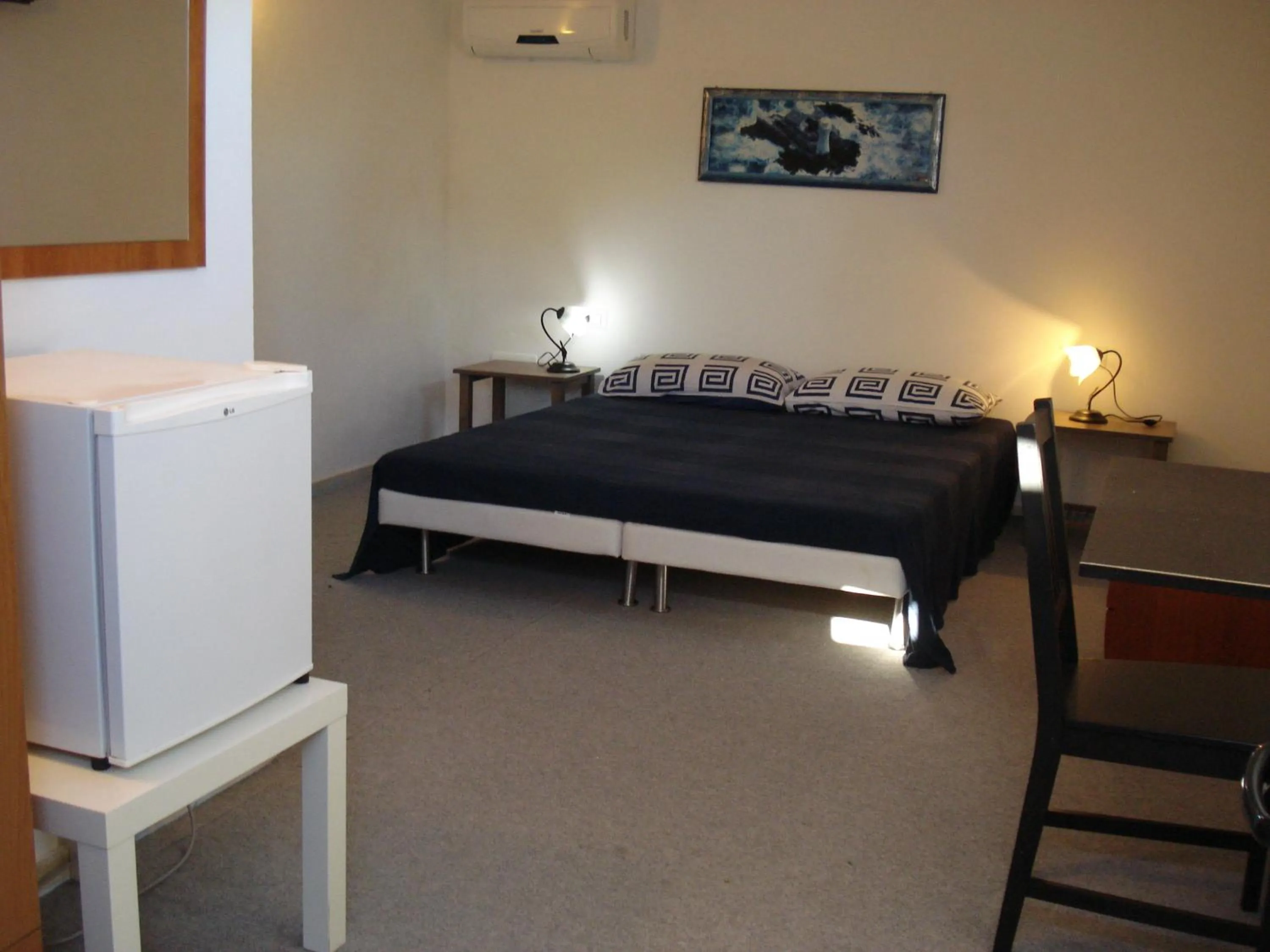 Photo of the whole room, Bed in Breezes B&B