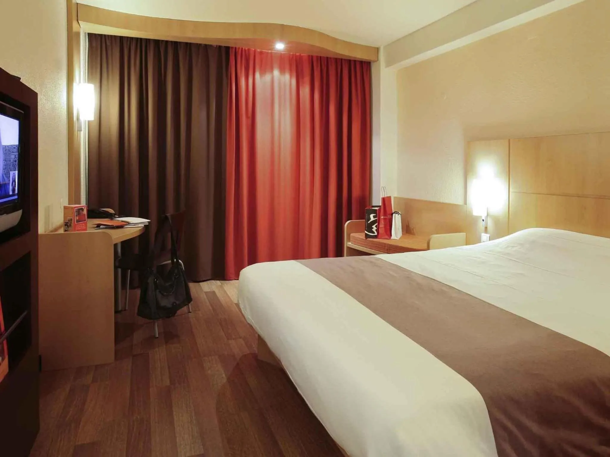Property building, Bed in Hotel ibis Braga